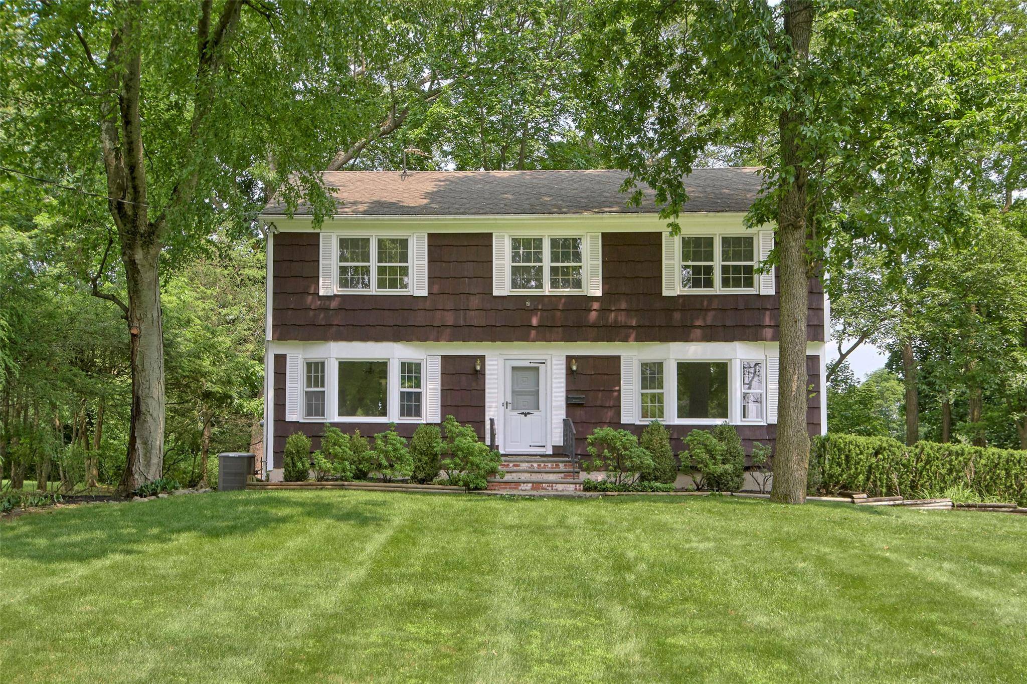Valhalla, NY 10595,1 Welwyn LN