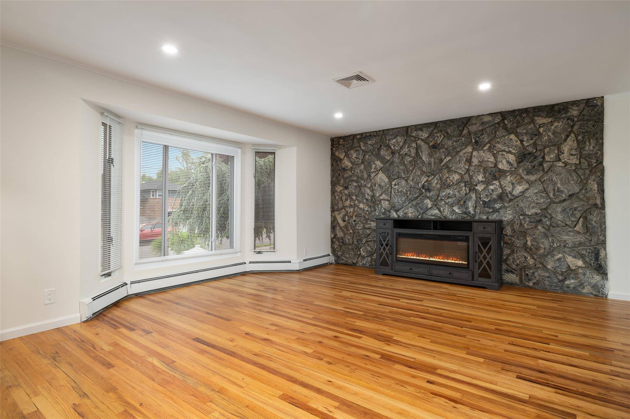 Seaford, NY 11783,4100 Meadow LN