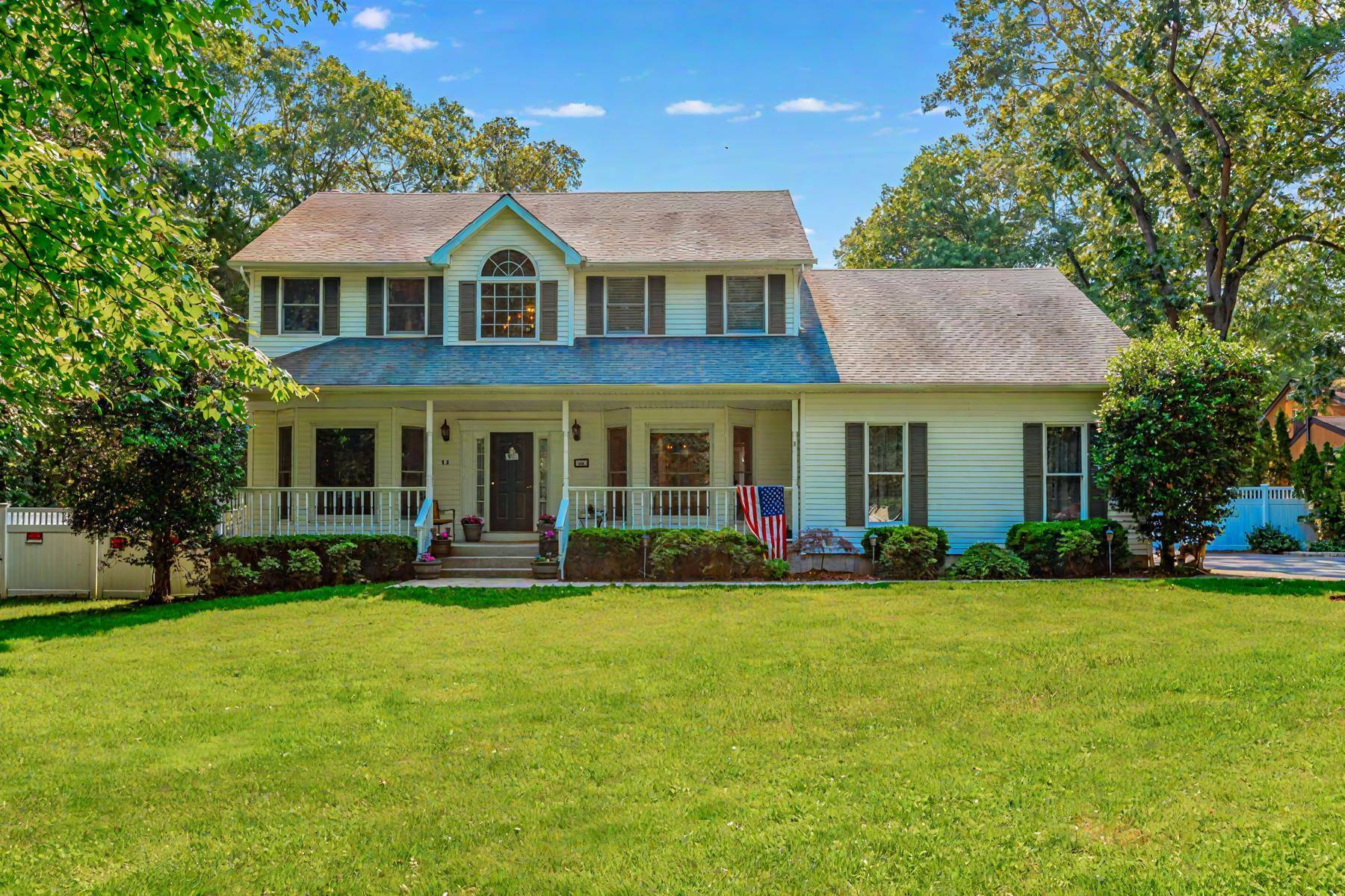 Smithtown, NY 11787,44 Croft LN