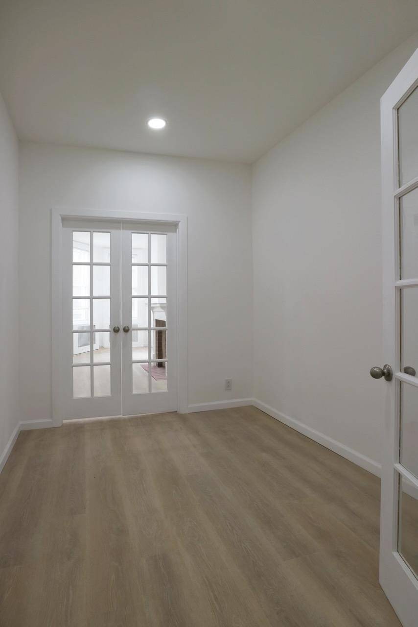 Glendale, NY 11385,72-27 68th ST