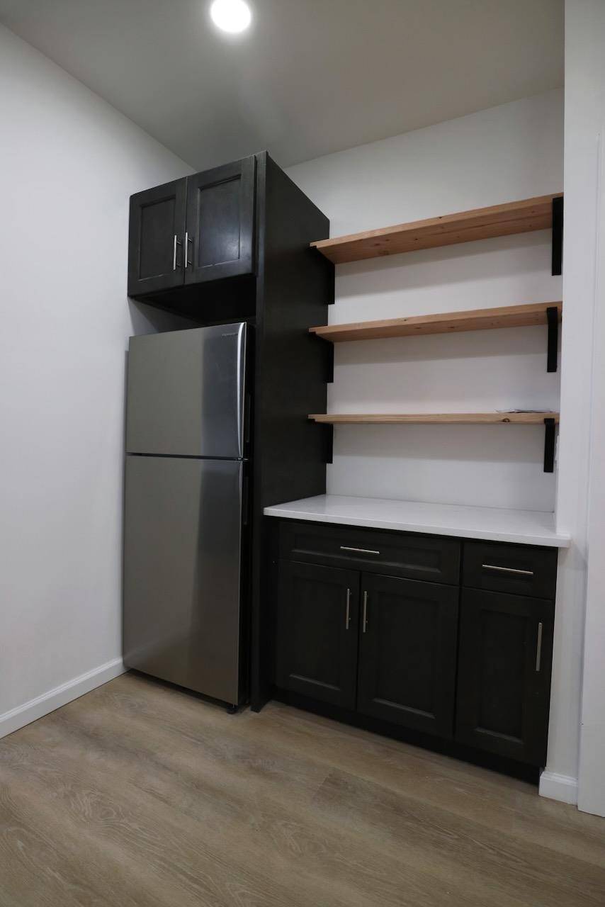 Glendale, NY 11385,72-27 68th ST