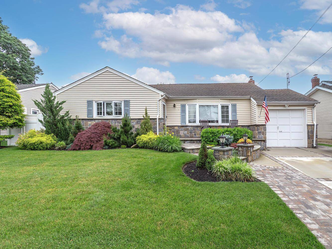 West Hempstead, NY 11552,557 Western Park DR