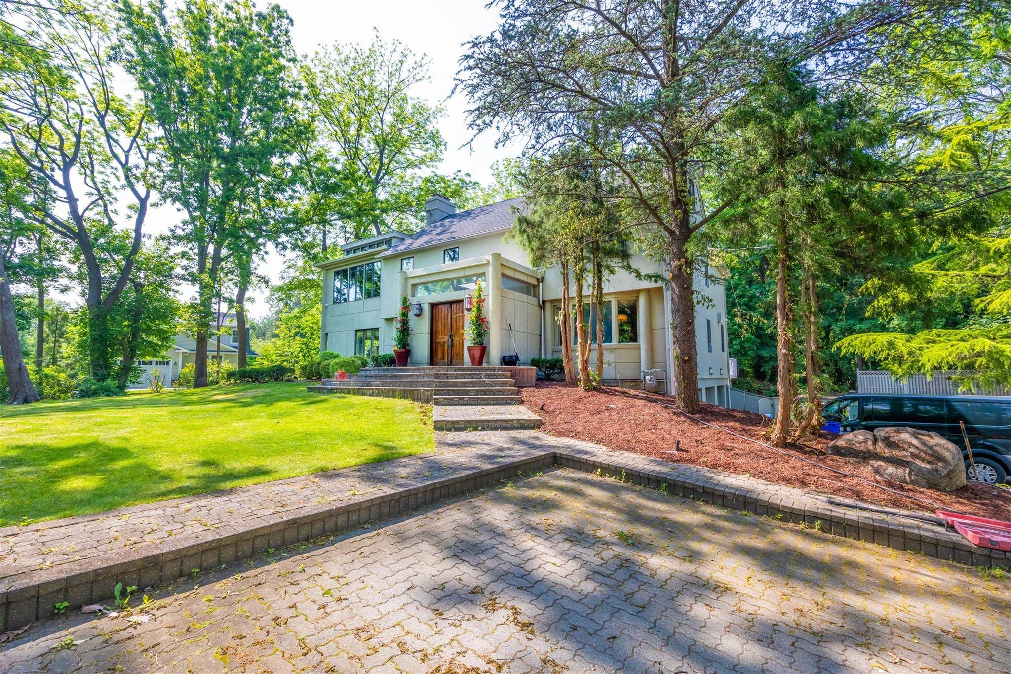 Roslyn, NY 11576,6 The Maples