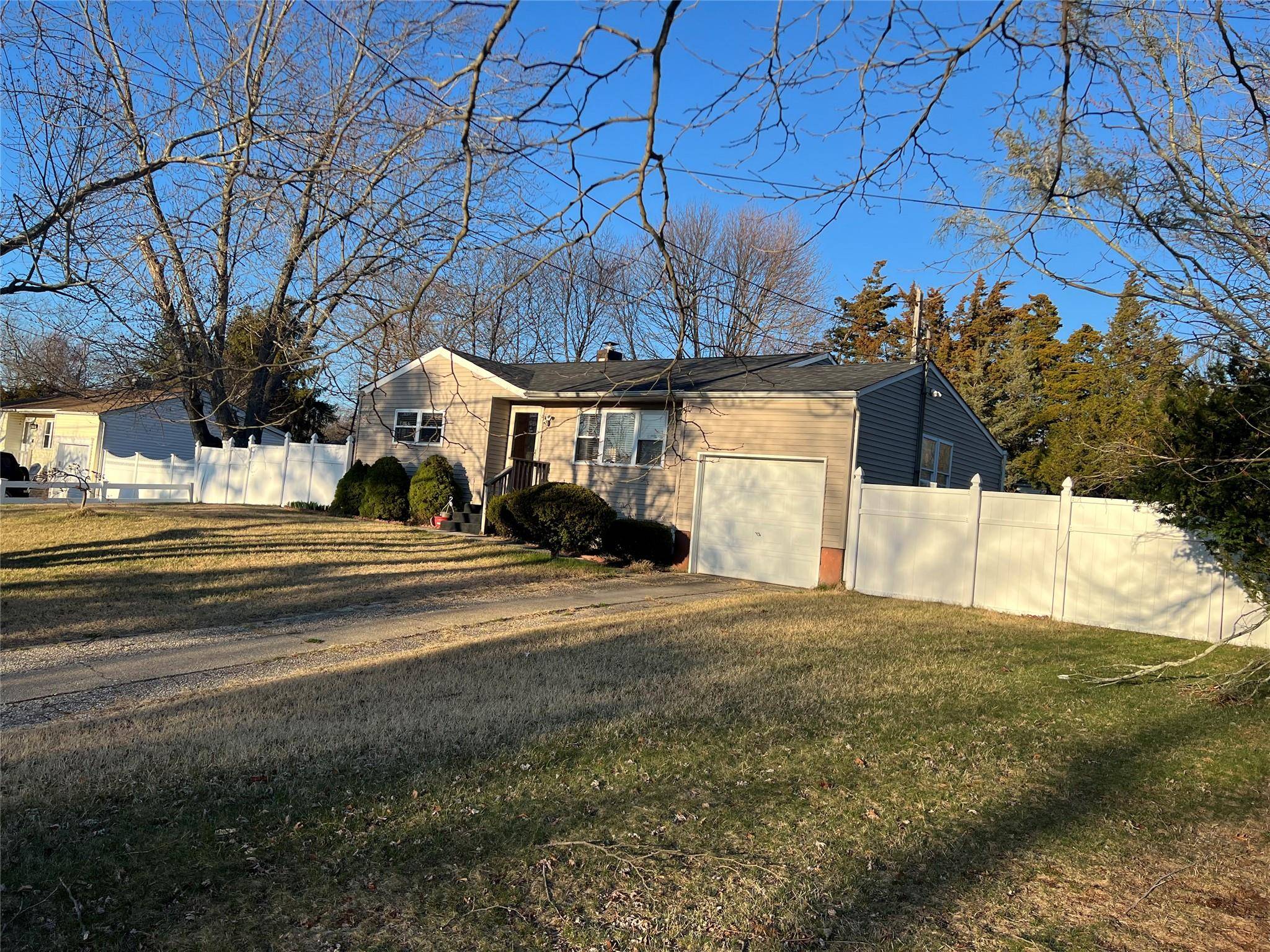 East Patchogue, NY 11772,907 Americus AVE