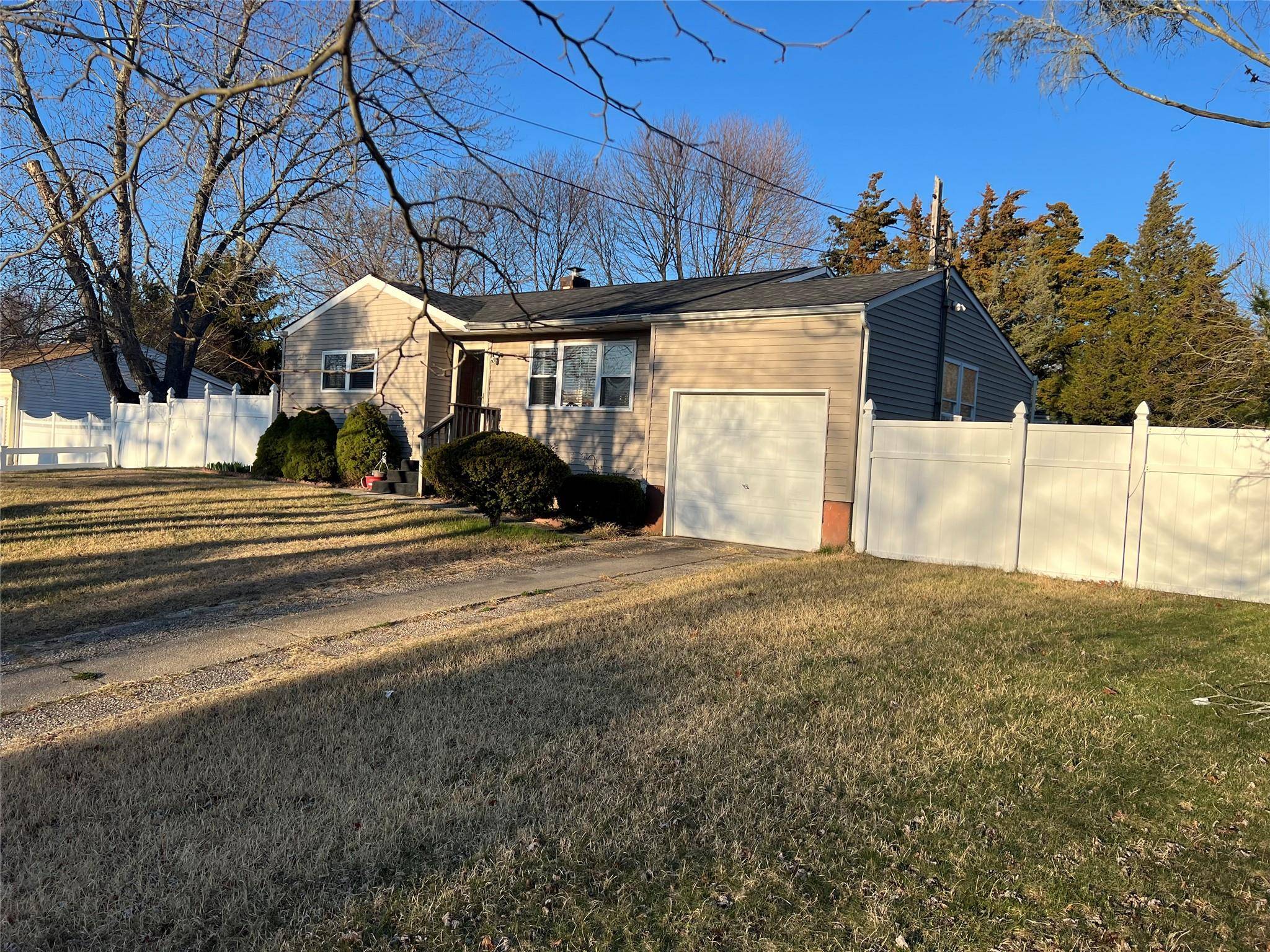 East Patchogue, NY 11772,907 Americus AVE
