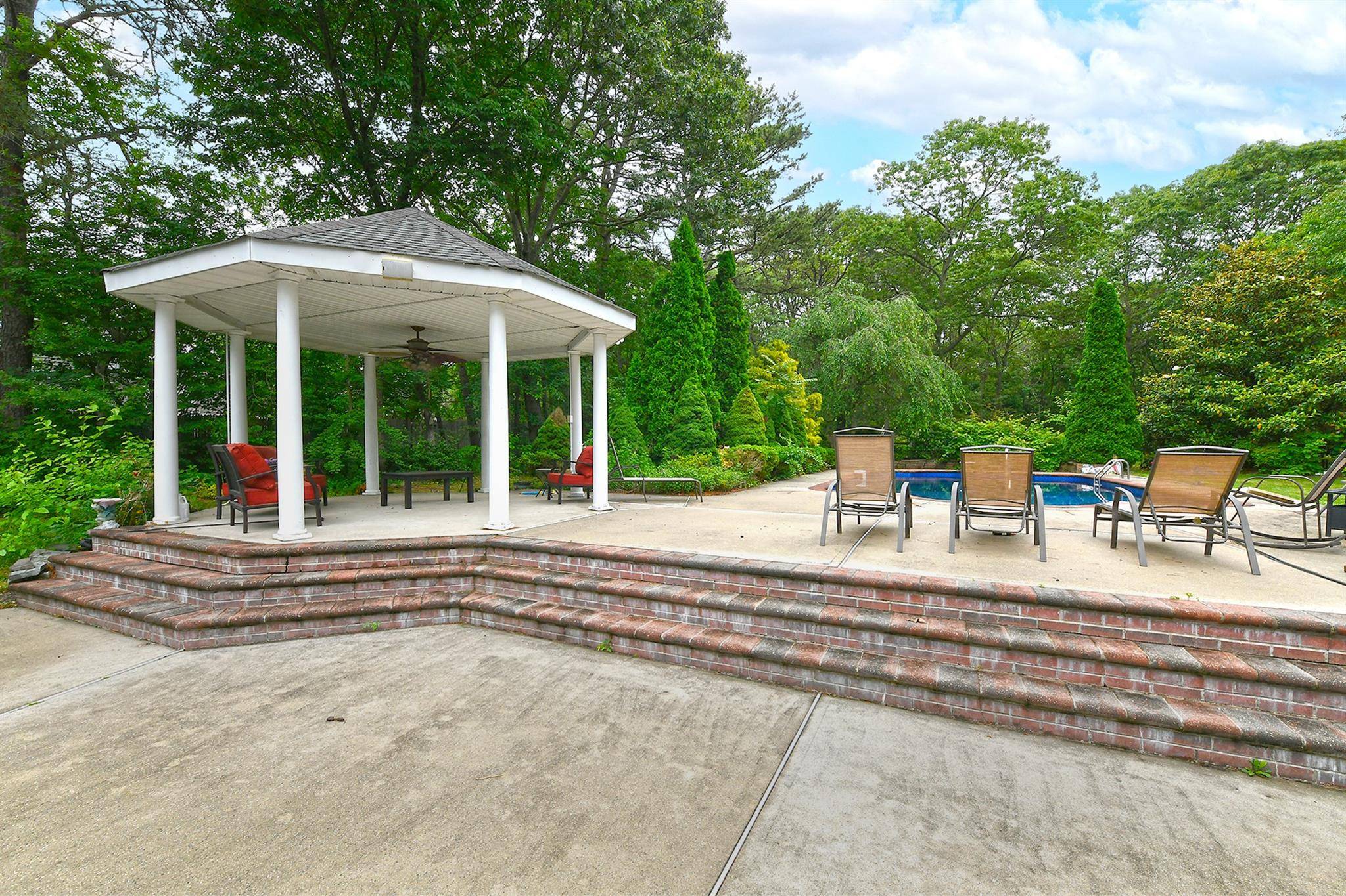 Medford, NY 11763,215 Middle Island RD