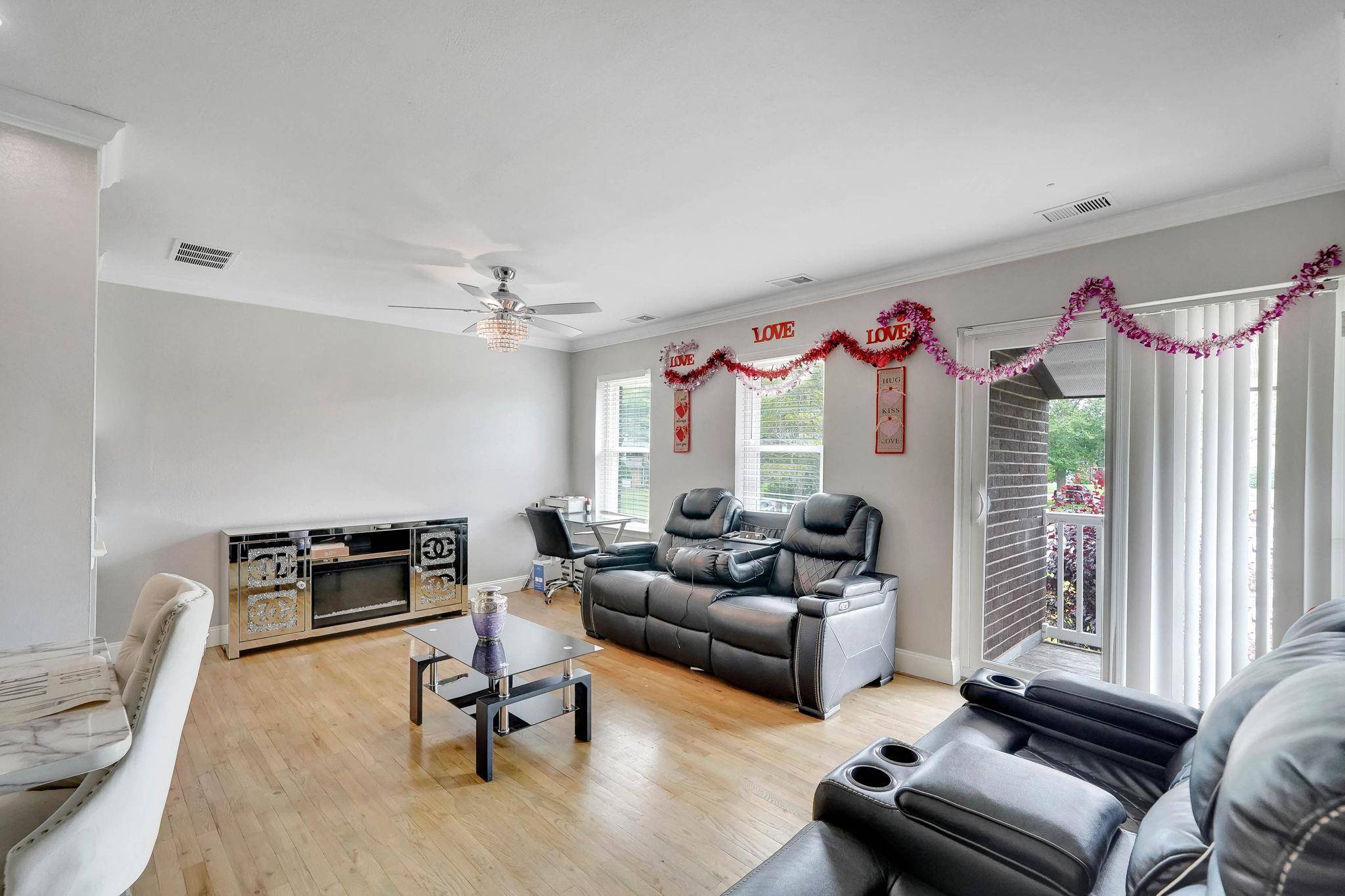 Middle Island, NY 11953,43 Artist Lake DR
