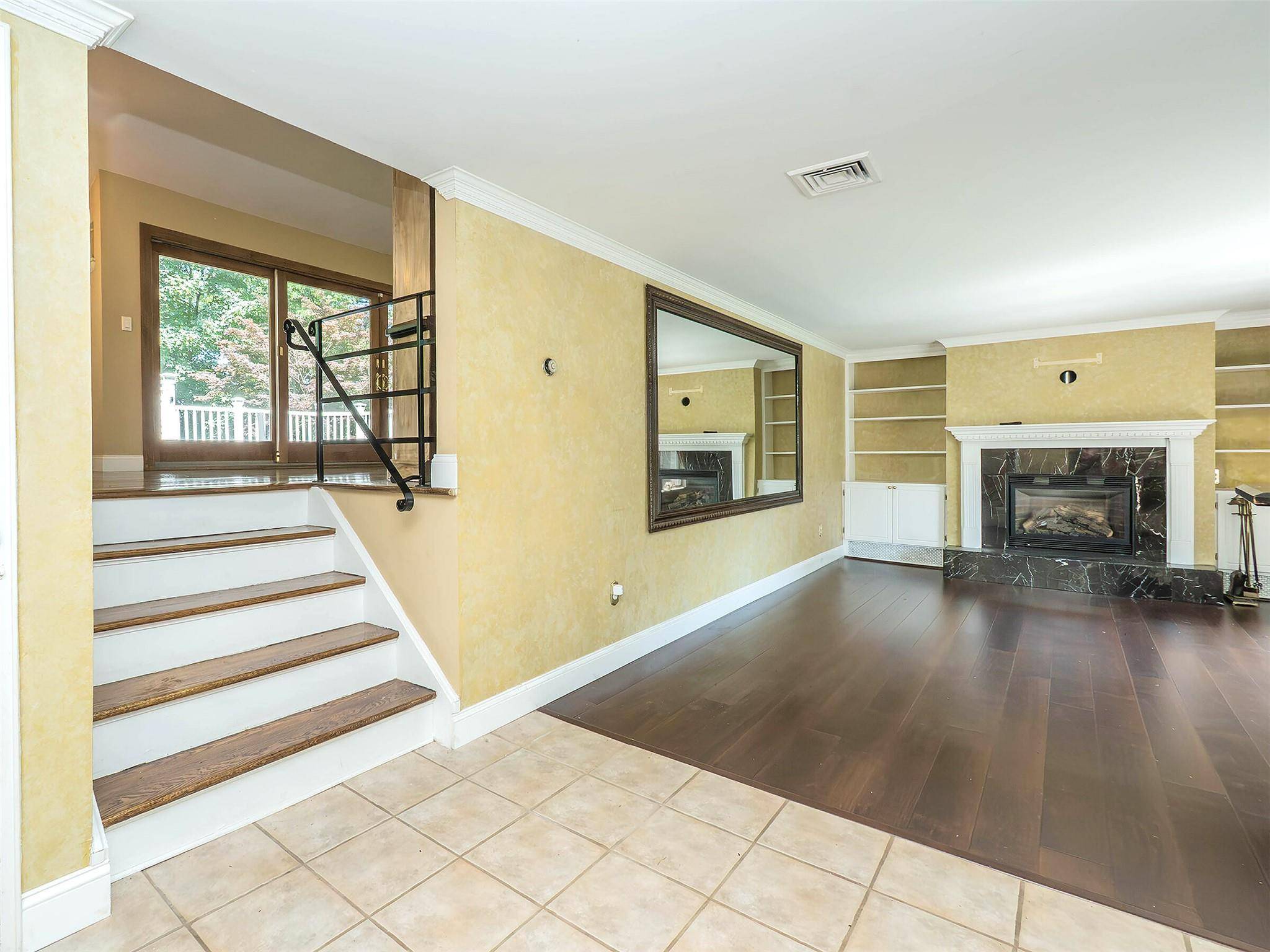 Glen Cove, NY 11542,1 Barry DR
