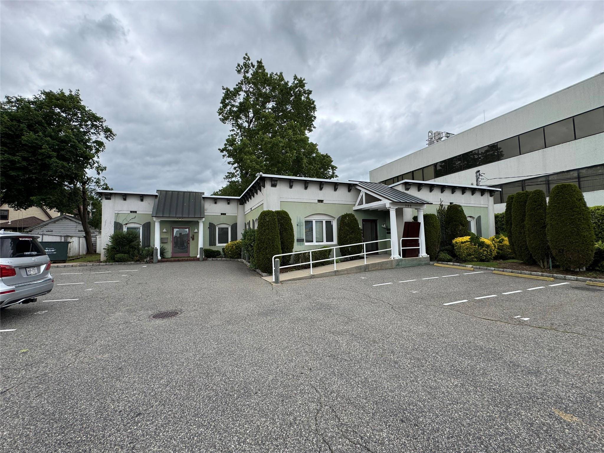 Westbury, NY 11590,293 Castle AVE #1C