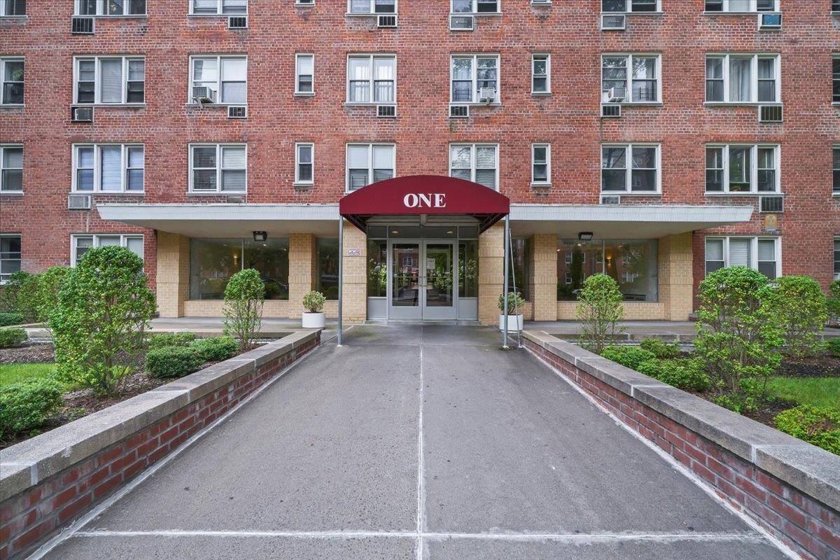 Yonkers, NY 10710,1 Sadore LN #7O