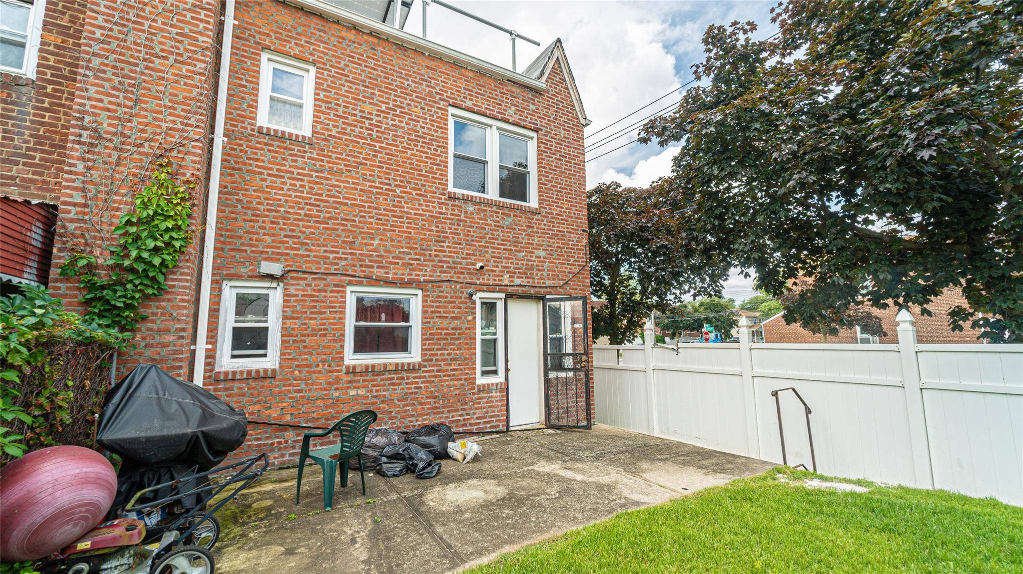 Jamaica, NY 11413,225-01 135th AVE