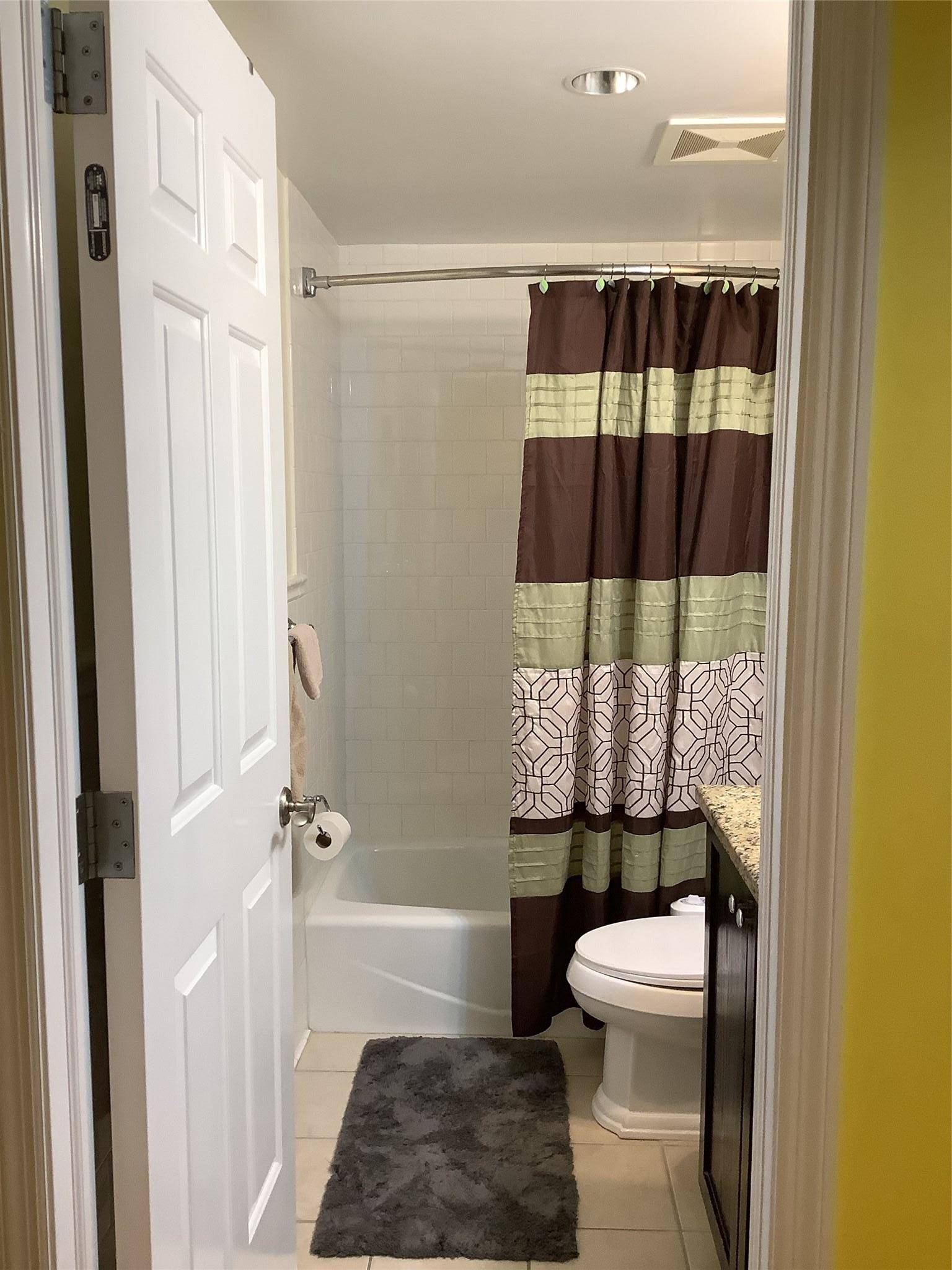 Ozone Park, NY 11417,94-28 Magnolia CT #1A