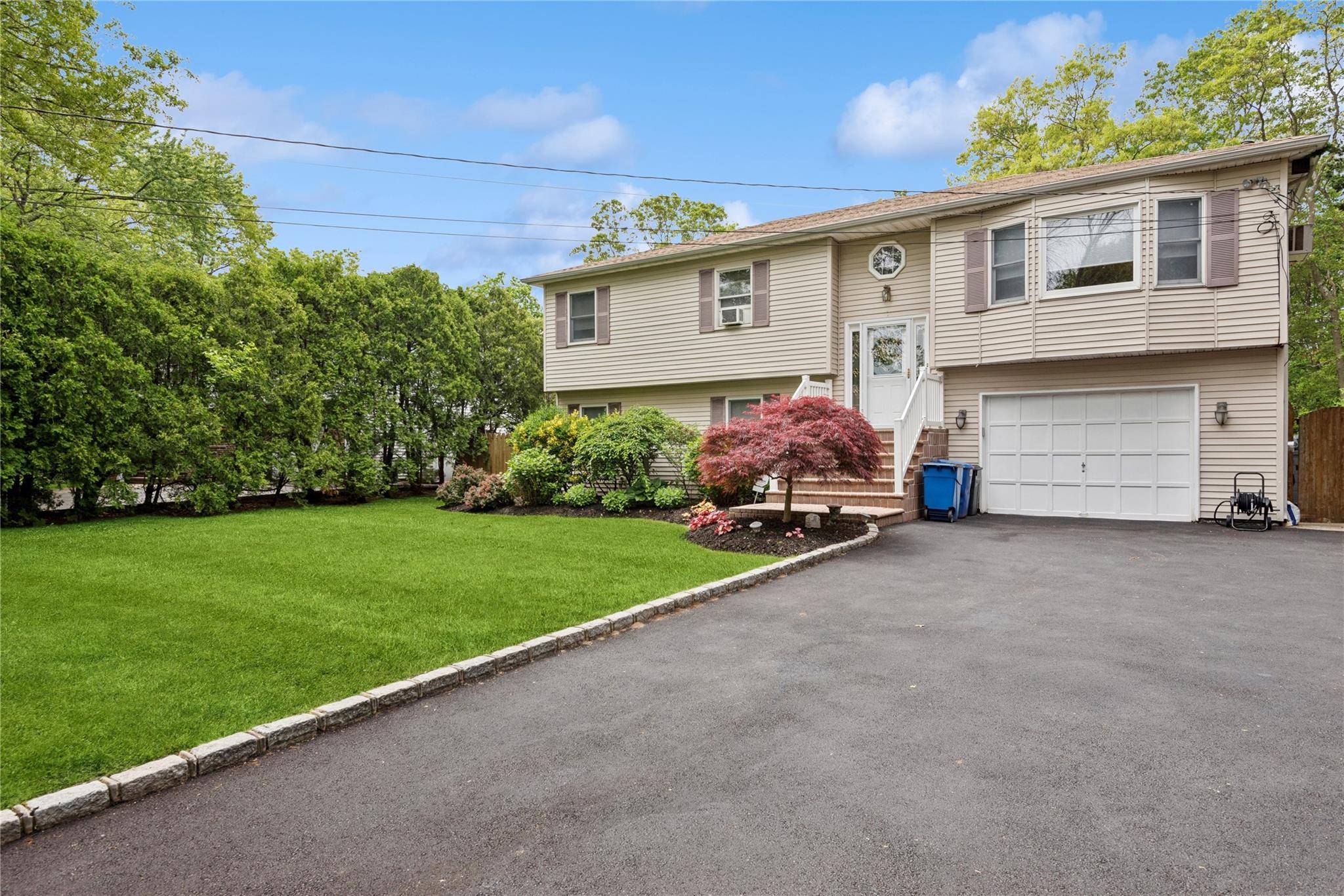 Smithtown, NY 11787,40 Dillmont DR
