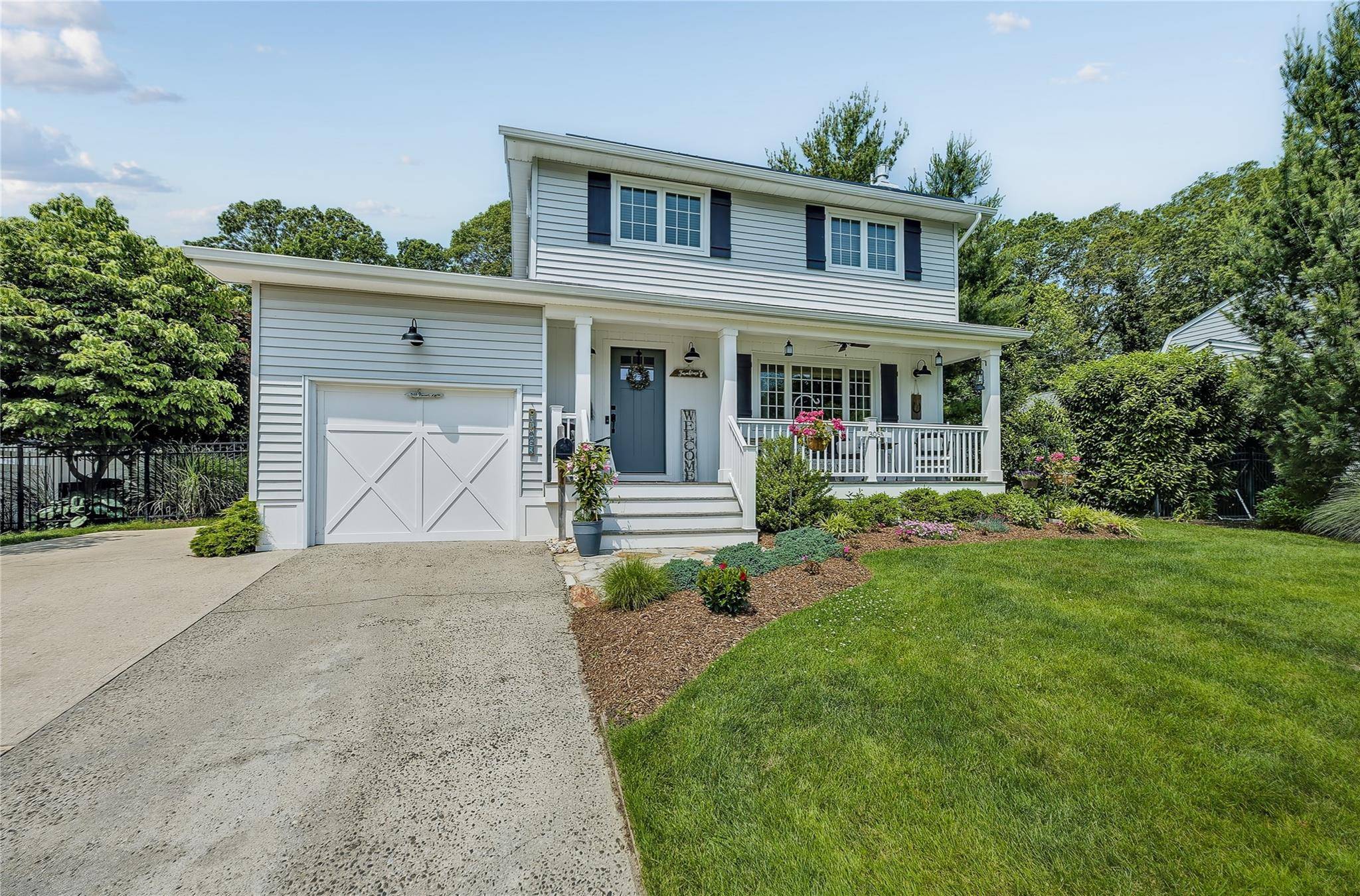 Smithtown, NY 11787,305 Devon LN