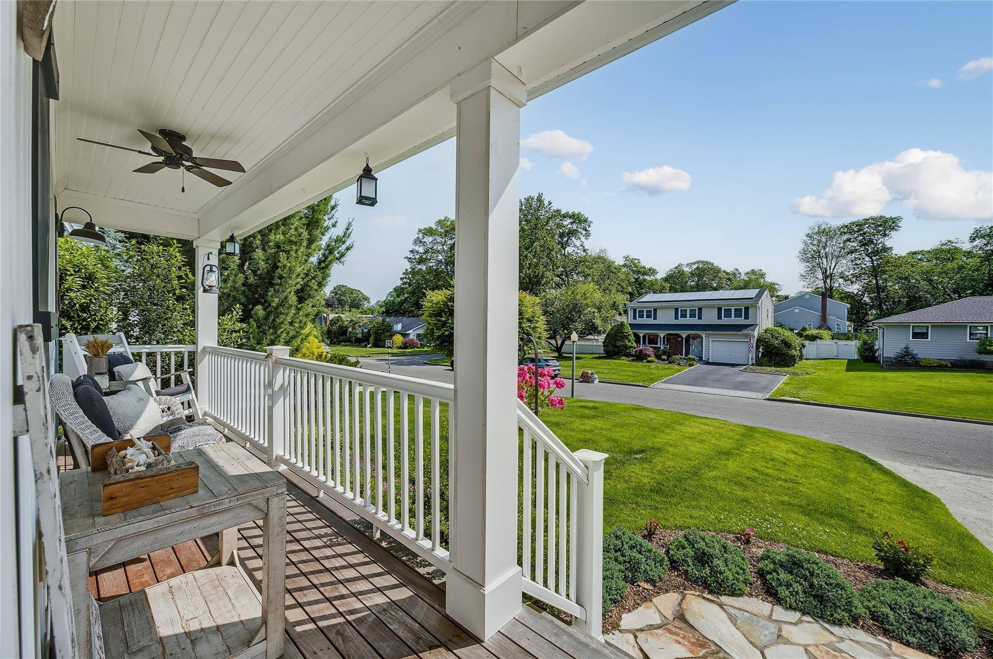 Smithtown, NY 11787,305 Devon LN