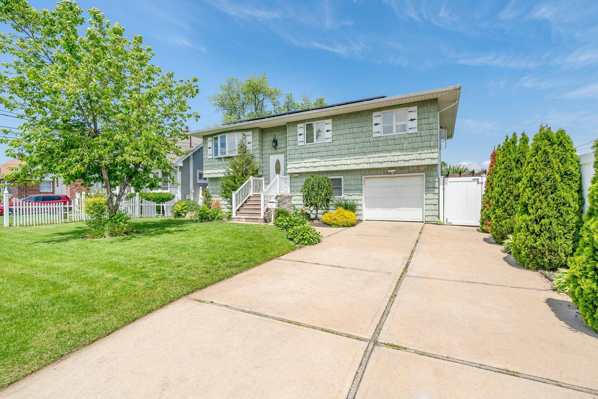 Copiague, NY 11726,255 Rose ST