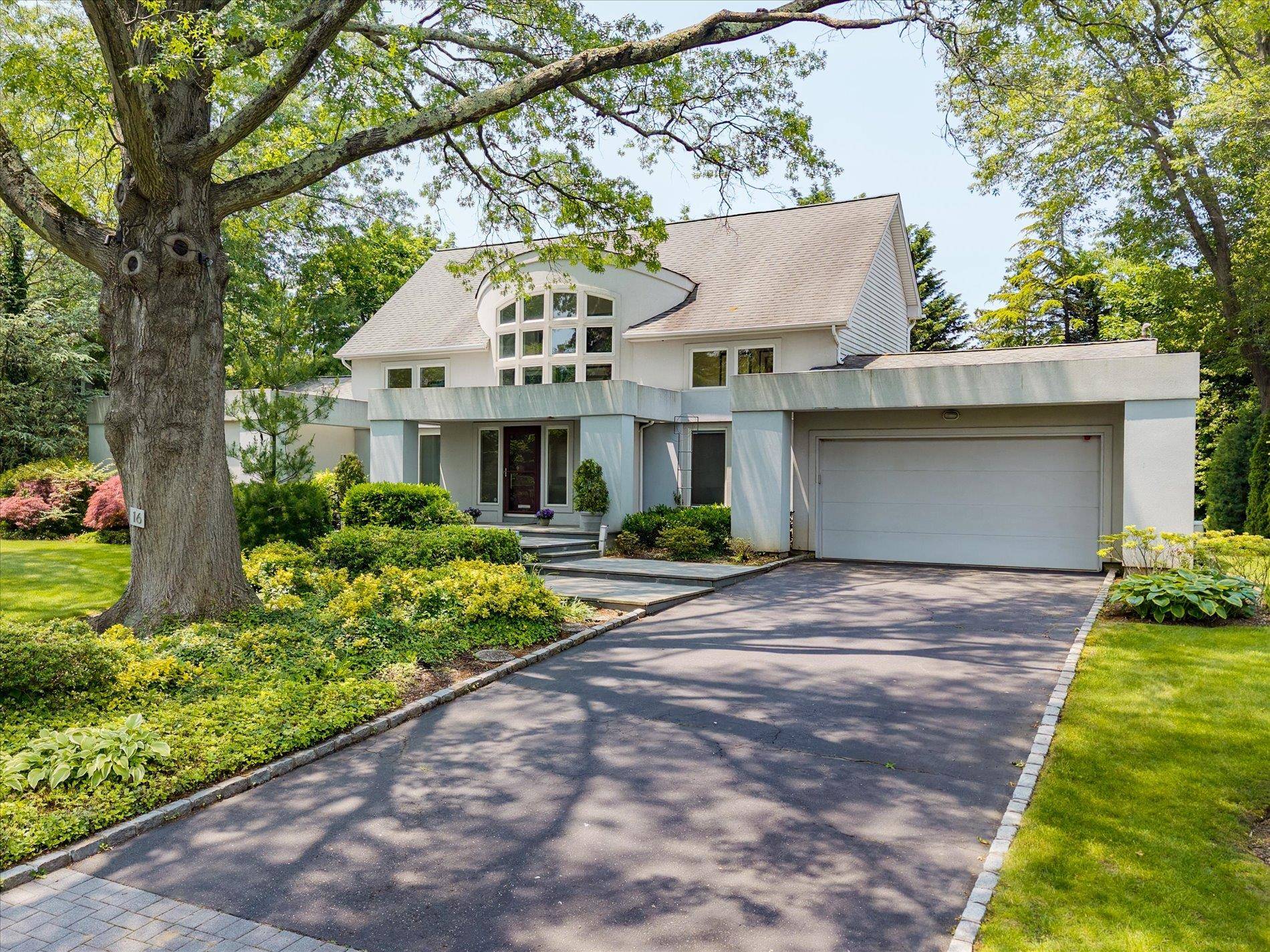 Great Neck, NY 11020,16 Polo Field LN