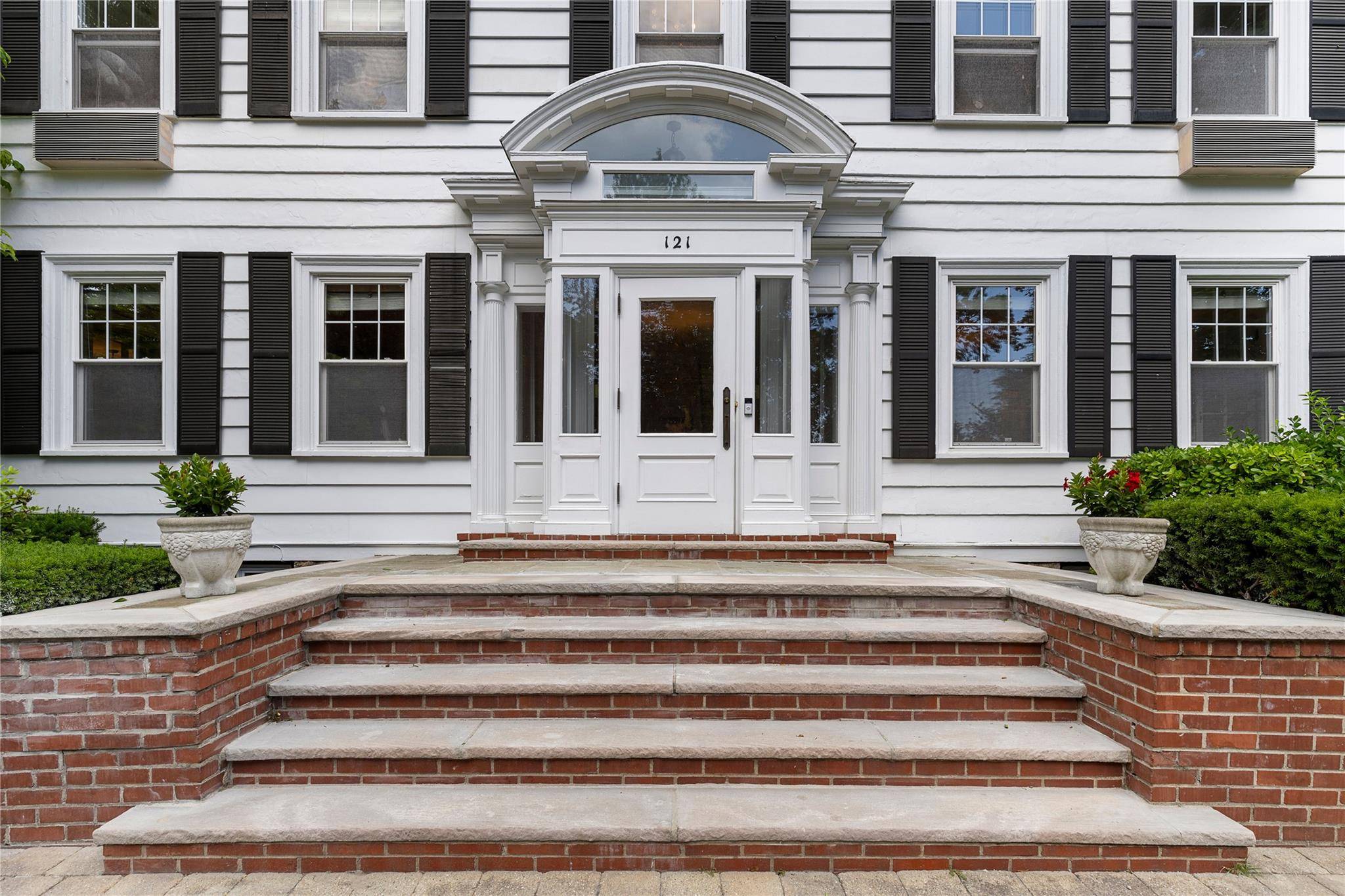 New Rochelle, NY 10804,121 Overlook CIR