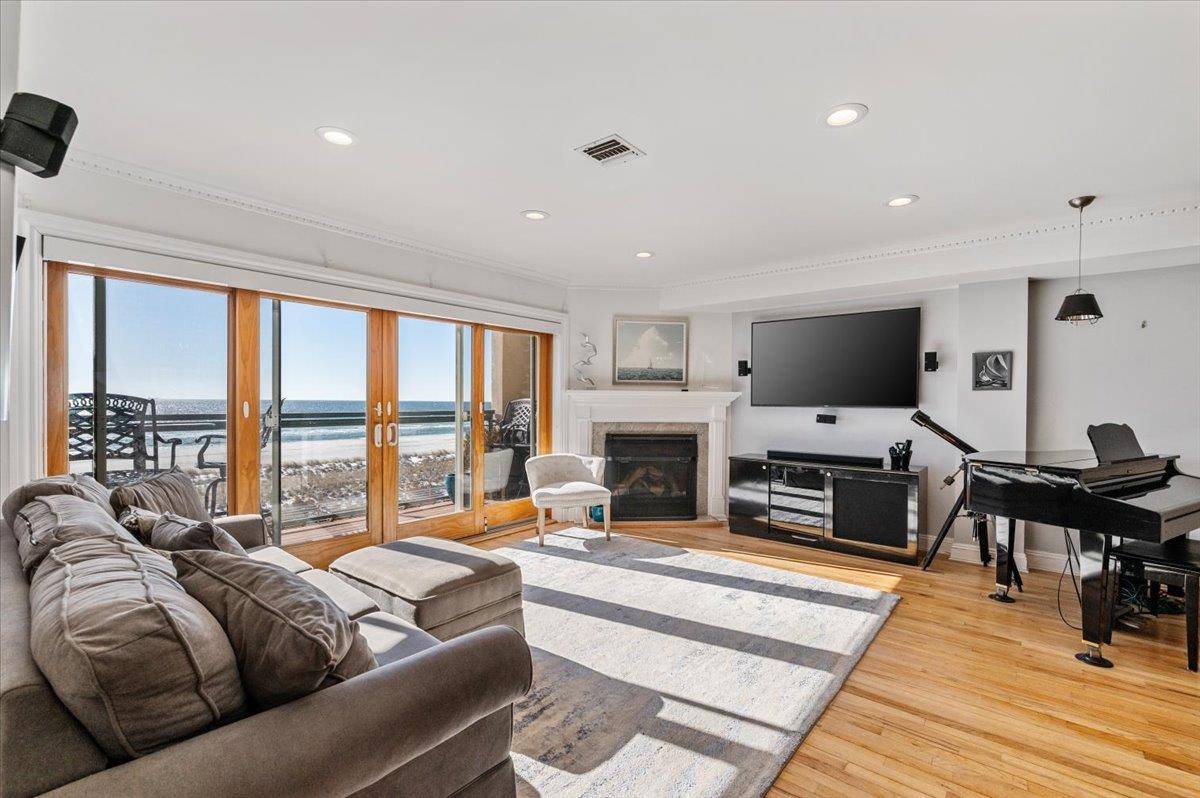 Lido Beach, NY 11561,422 Oceanfront #833