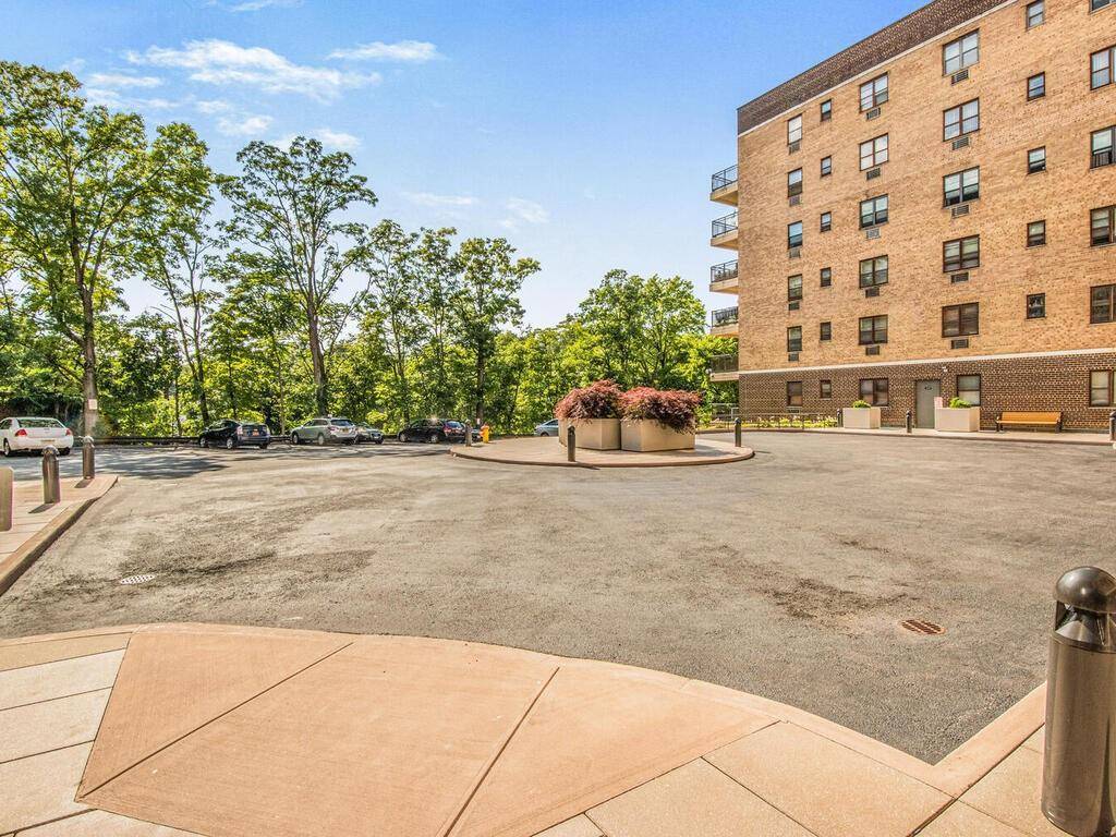 White Plains, NY 10606,505 Central AVE #618