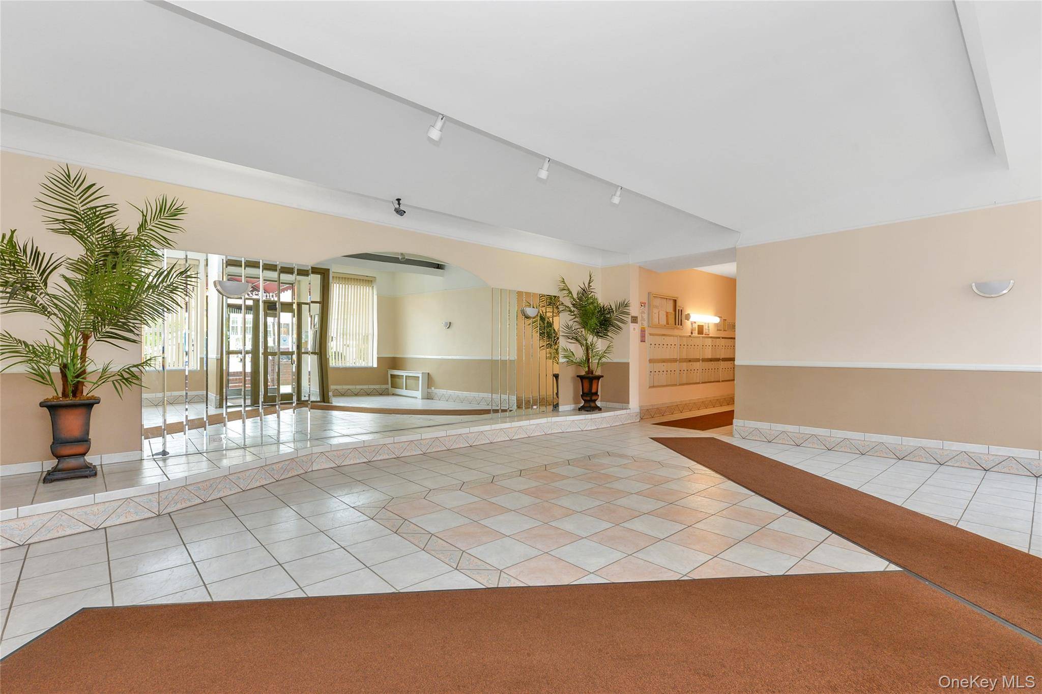 Forest Hills, NY 11375,71-11 Yellowstone BLVD #4A