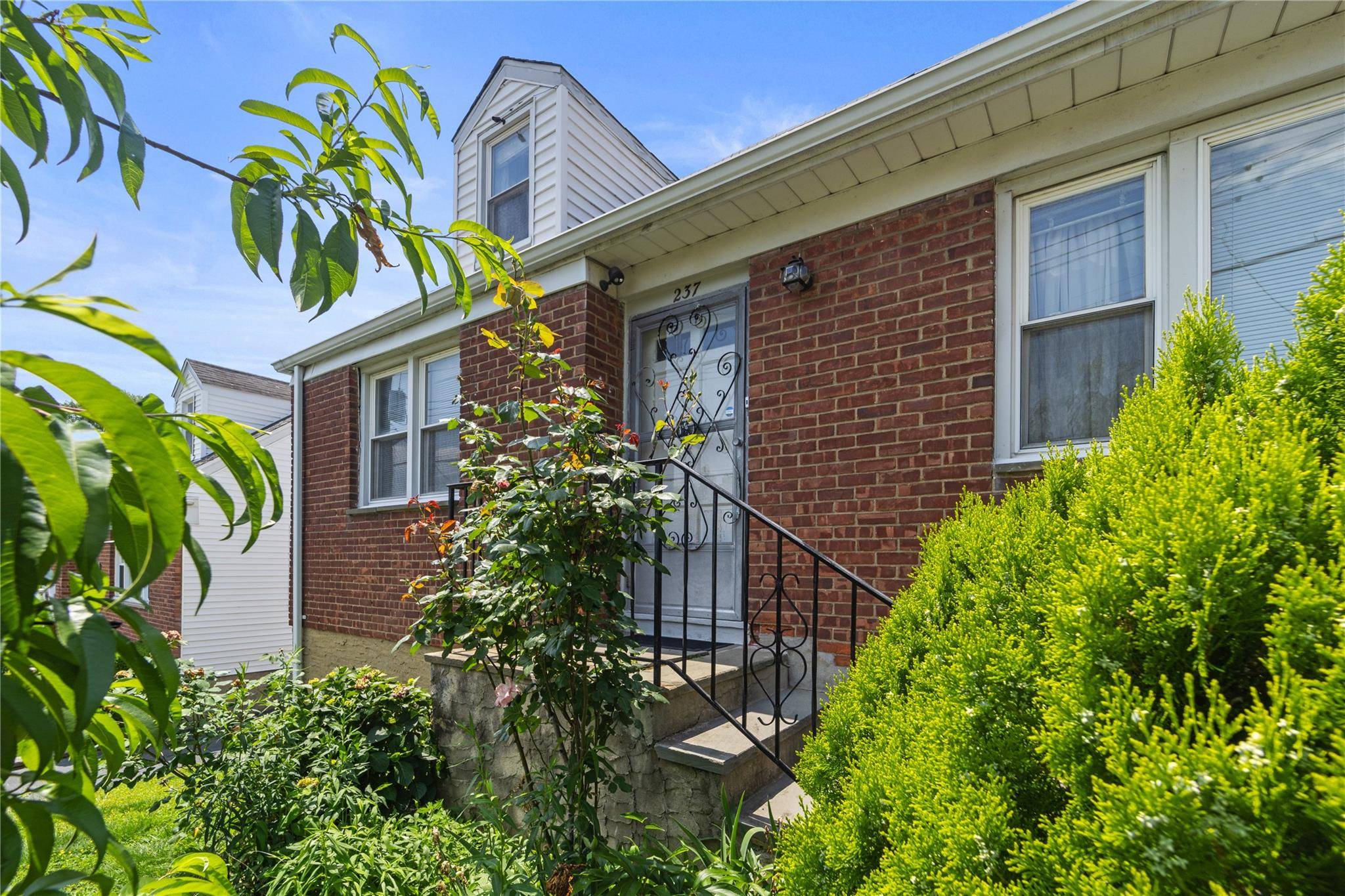 Yonkers, NY 10703,237 Woodland AVE