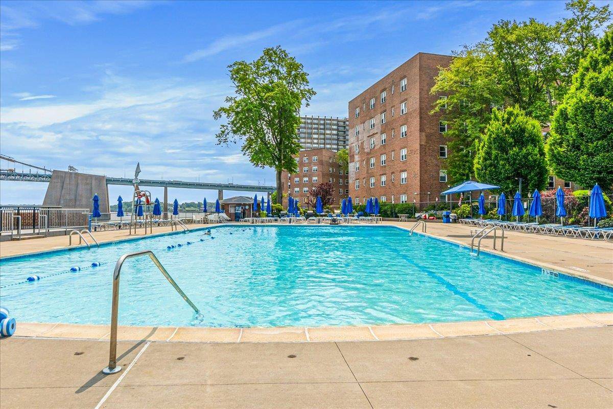 Beechhurst, NY 11357,162-01 Powells Cove Boulevard #1J