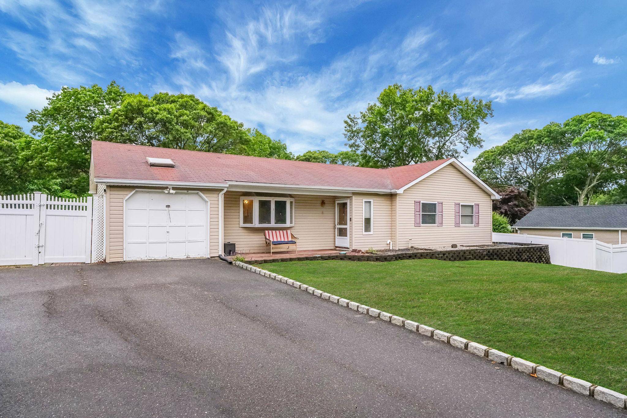 Selden, NY 11784,8 Peconic LN