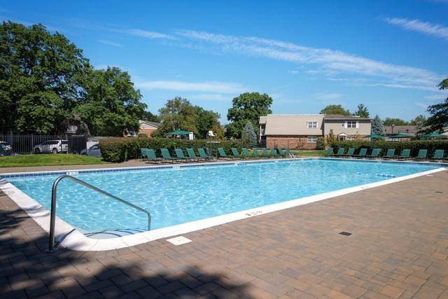 Westbury, NY 11590,20 Westwood DR #36