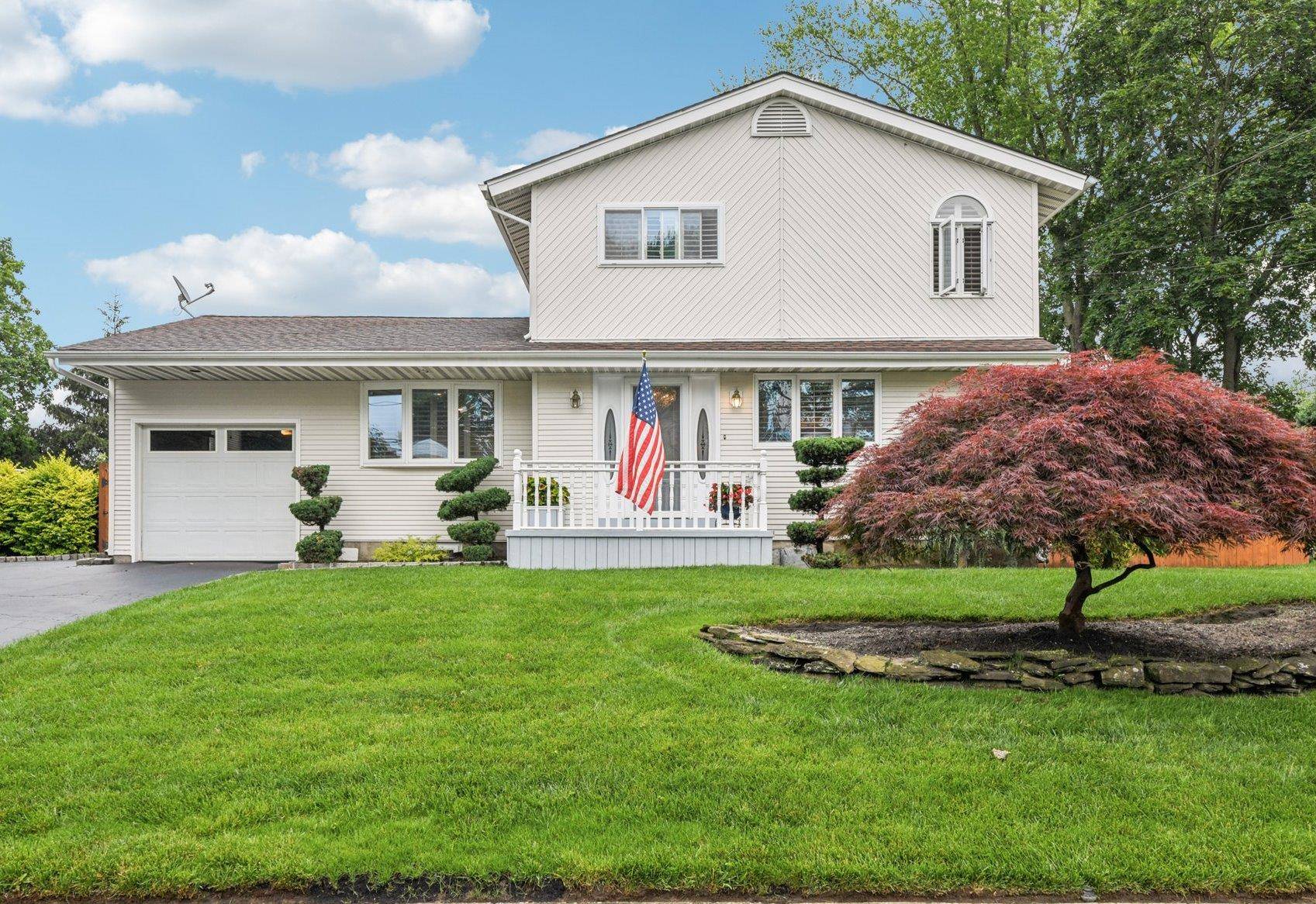 Lake Grove, NY 11755,57 Sarah DR