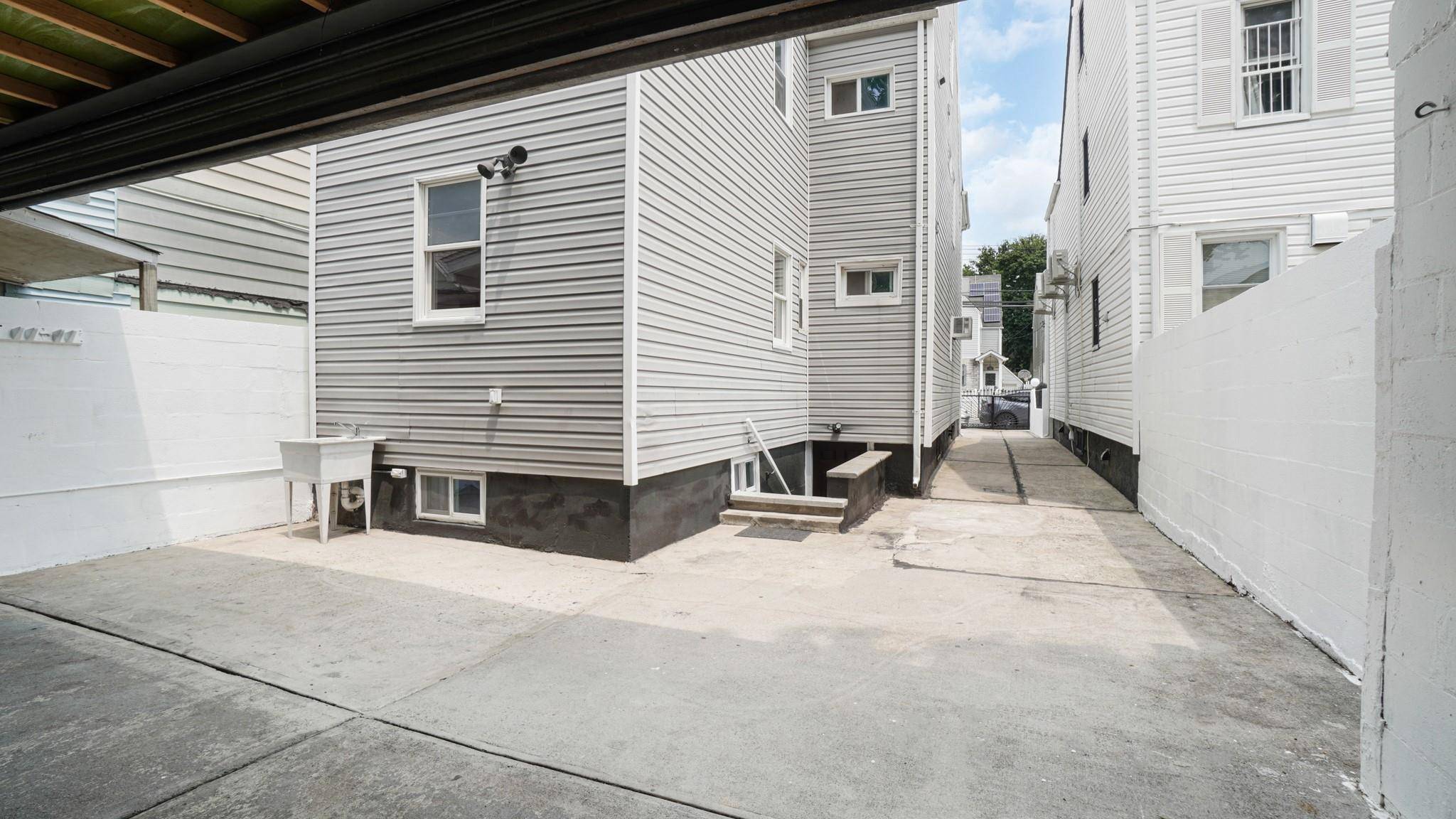 Hollis, NY 11423,90-44 184th PL