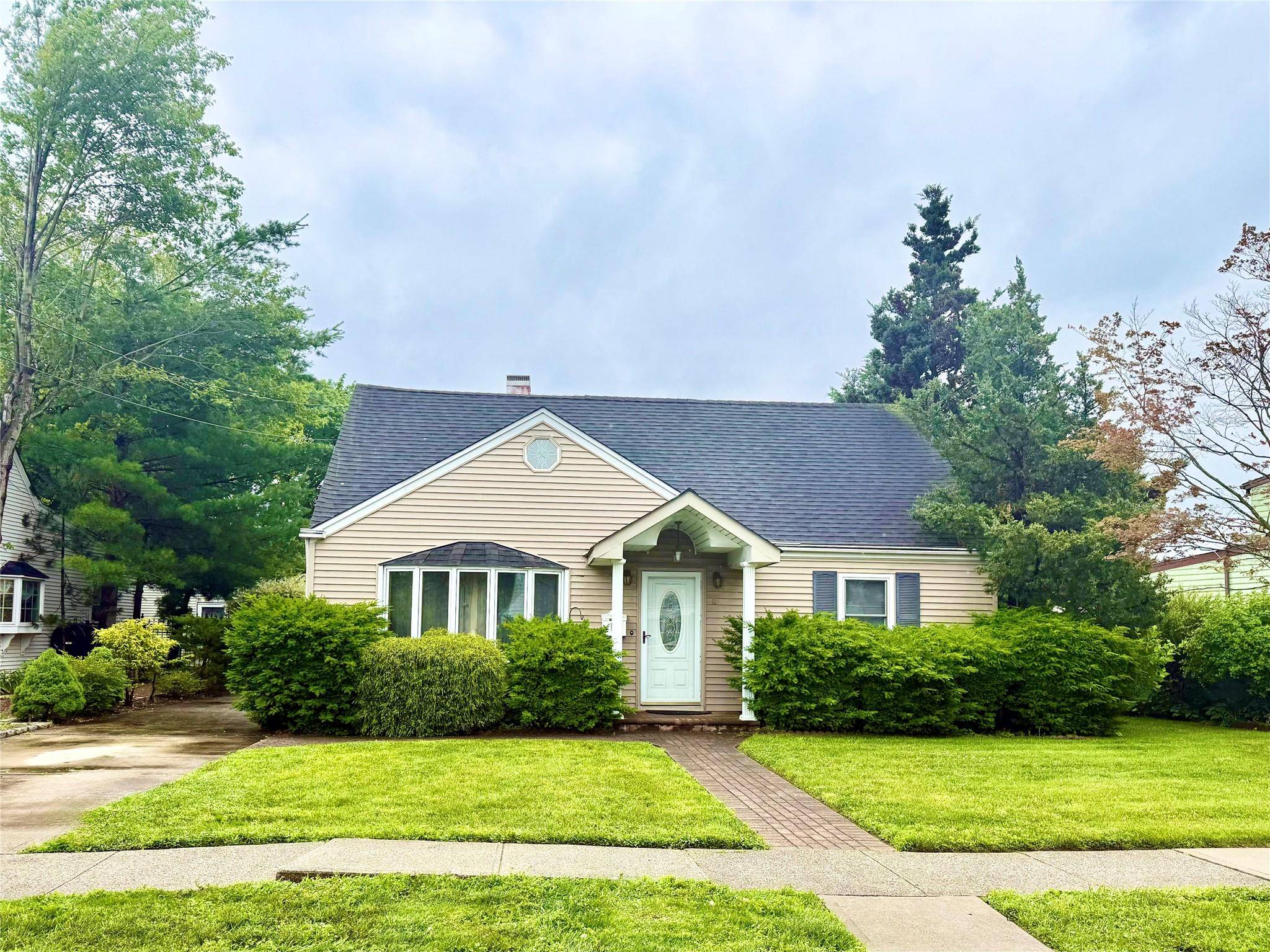 Hicksville, NY 11801,8 Violet AVE