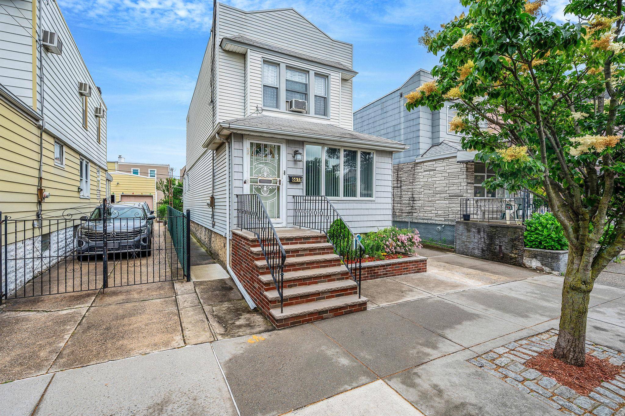 Middle Village, NY 11379,66-13 73rd PL
