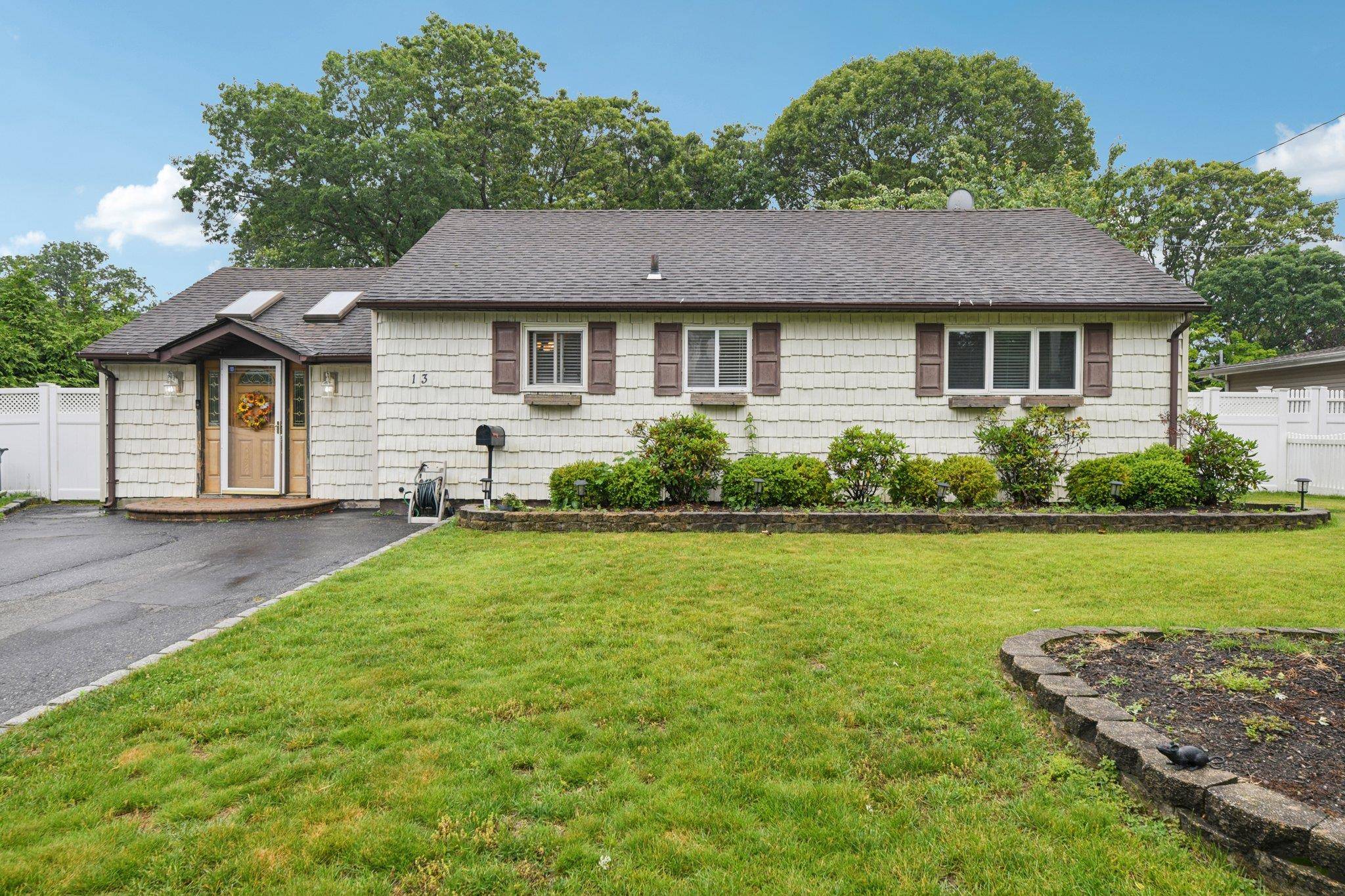 Centereach, NY 11720,13 Sunset DR
