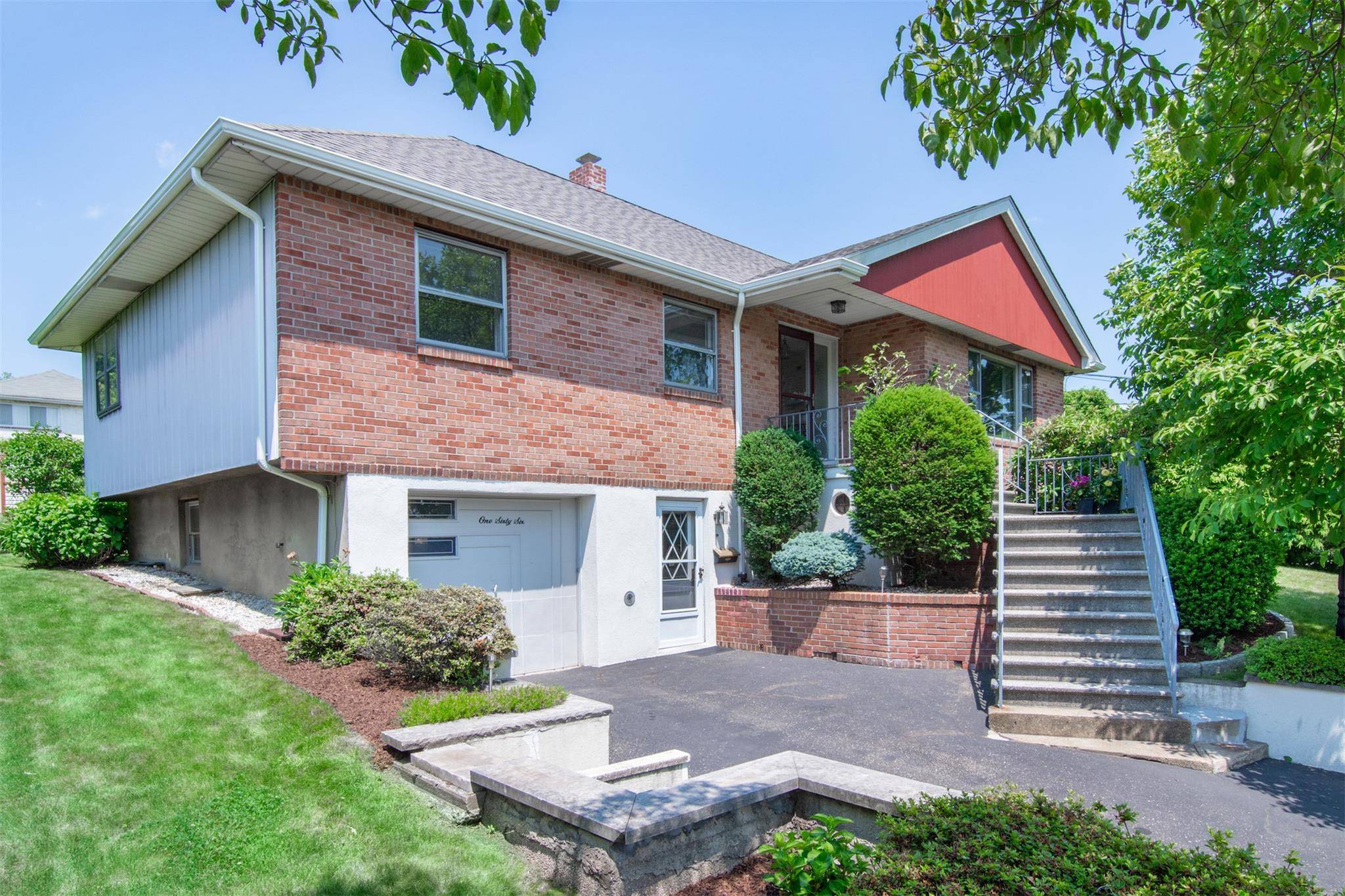 Yonkers, NY 10710,164 Roundhill DR