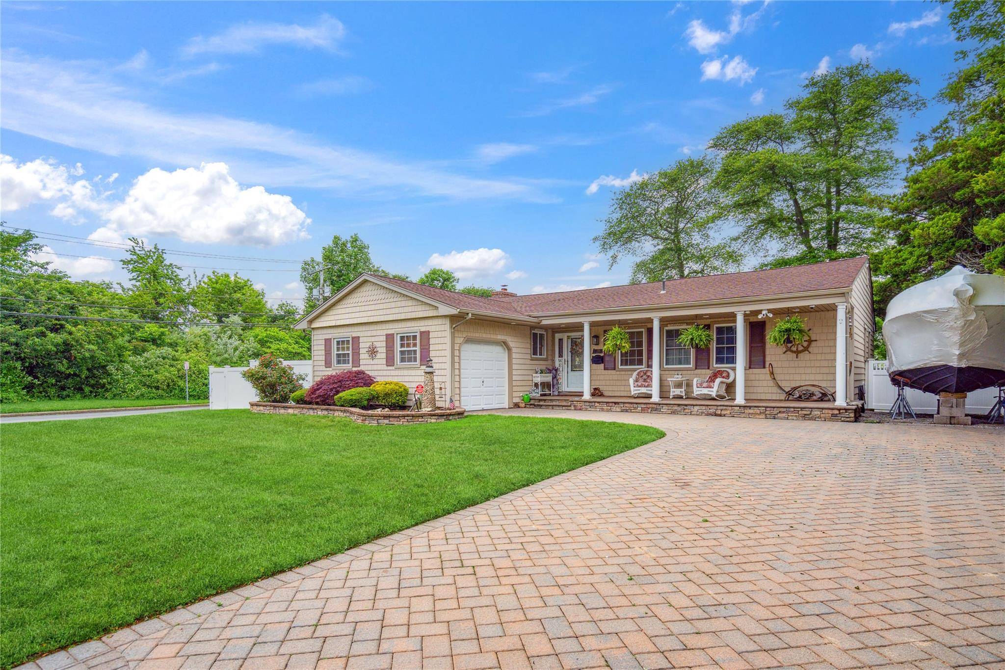 West Babylon, NY 11704,1 Angelica CT