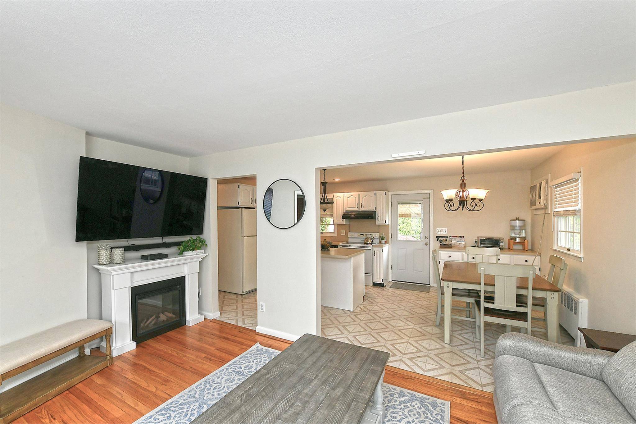 South Huntington, NY 11746,176 Melville RD