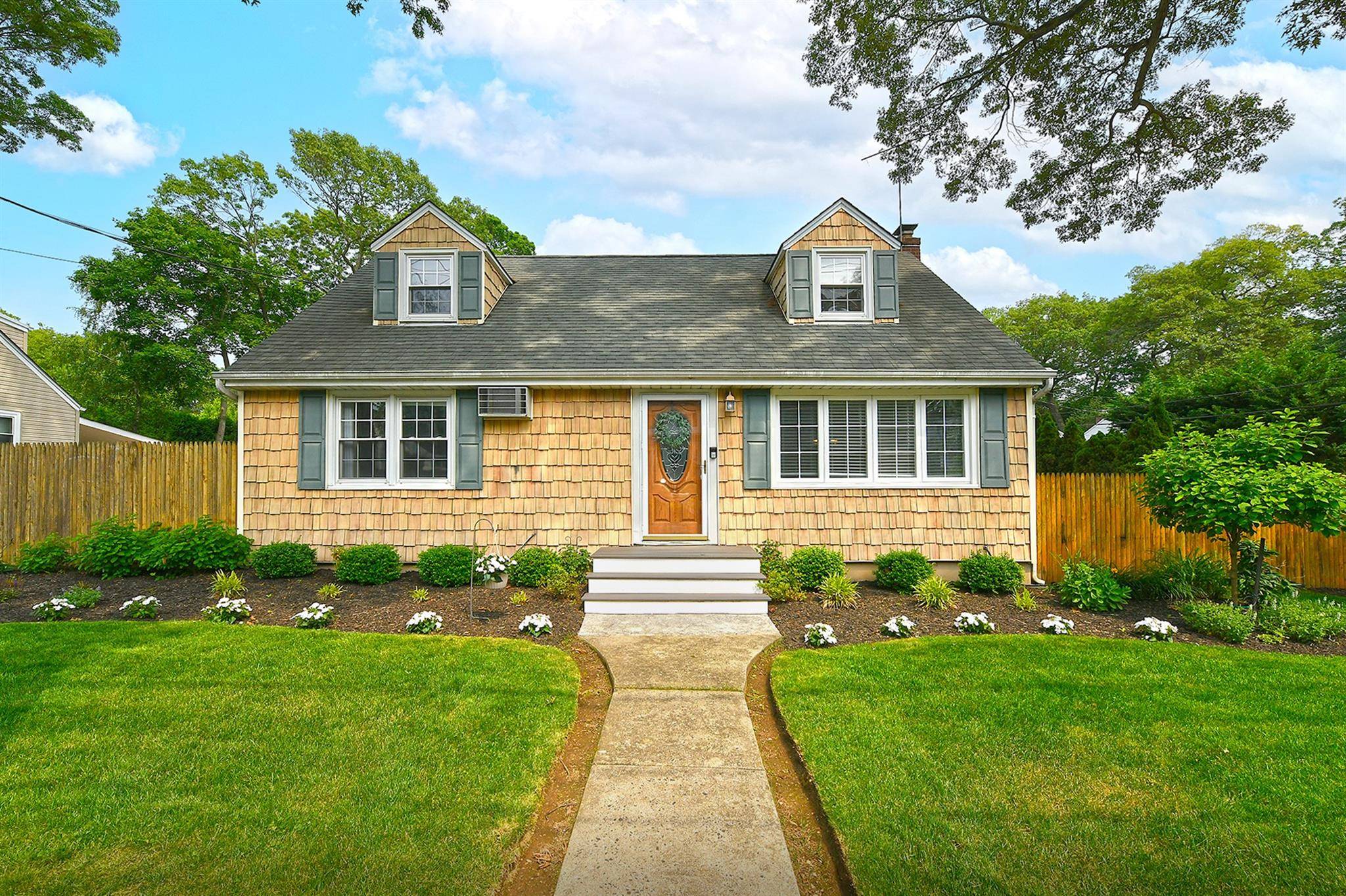 South Huntington, NY 11746,176 Melville RD