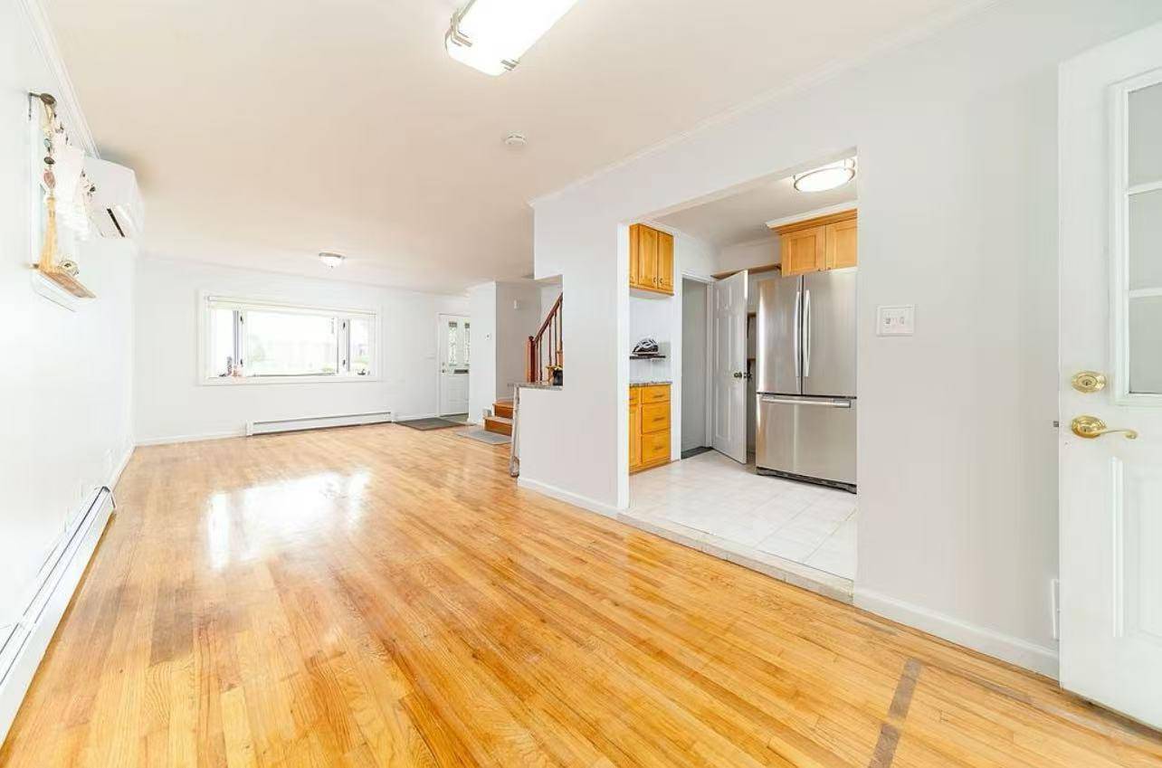Bayside, NY 11361,40-02 202nd ST
