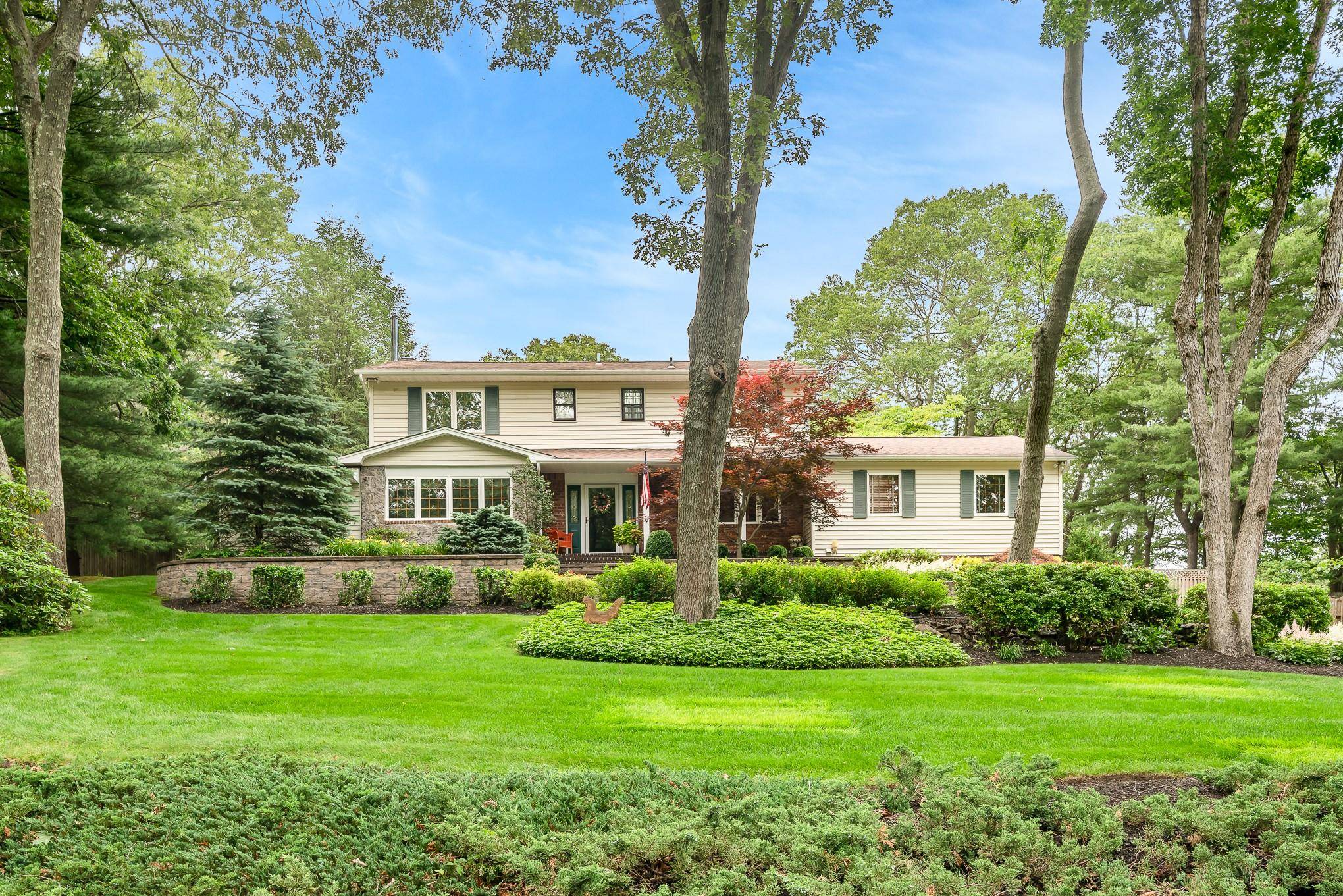 Smithtown, NY 11787,5 Hills Park LN