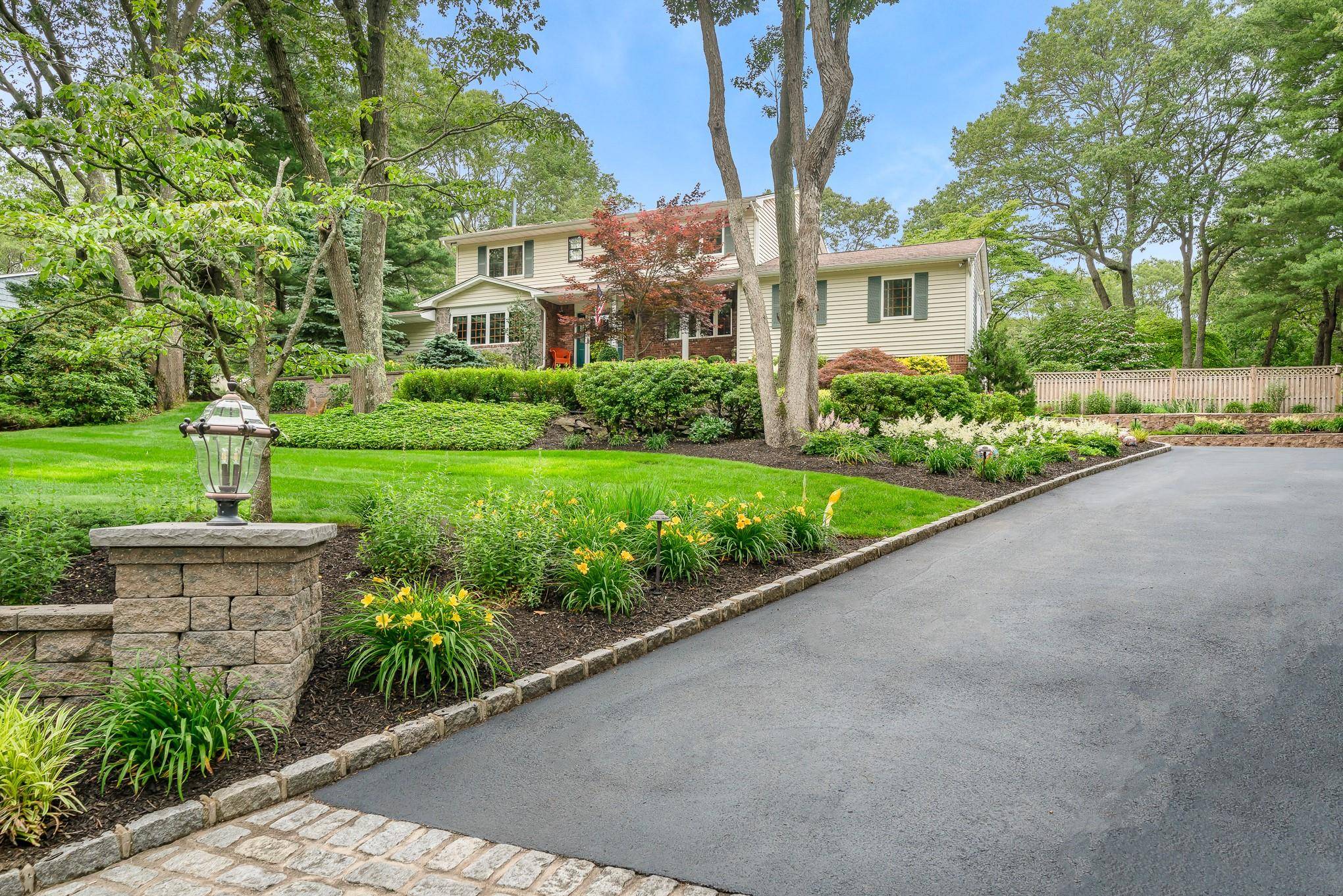 Smithtown, NY 11787,5 Hills Park LN