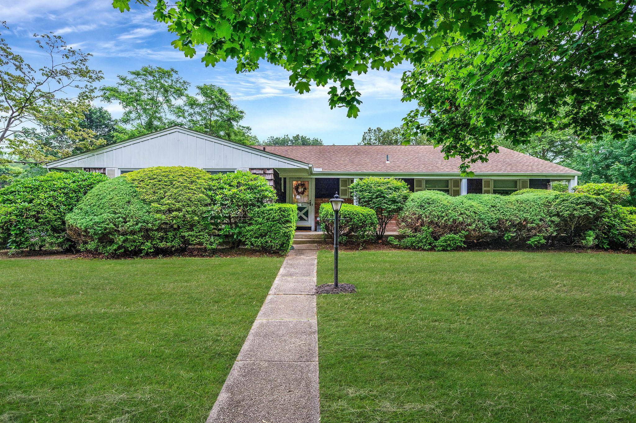 Greenlawn, NY 11740,80 Derby AVE