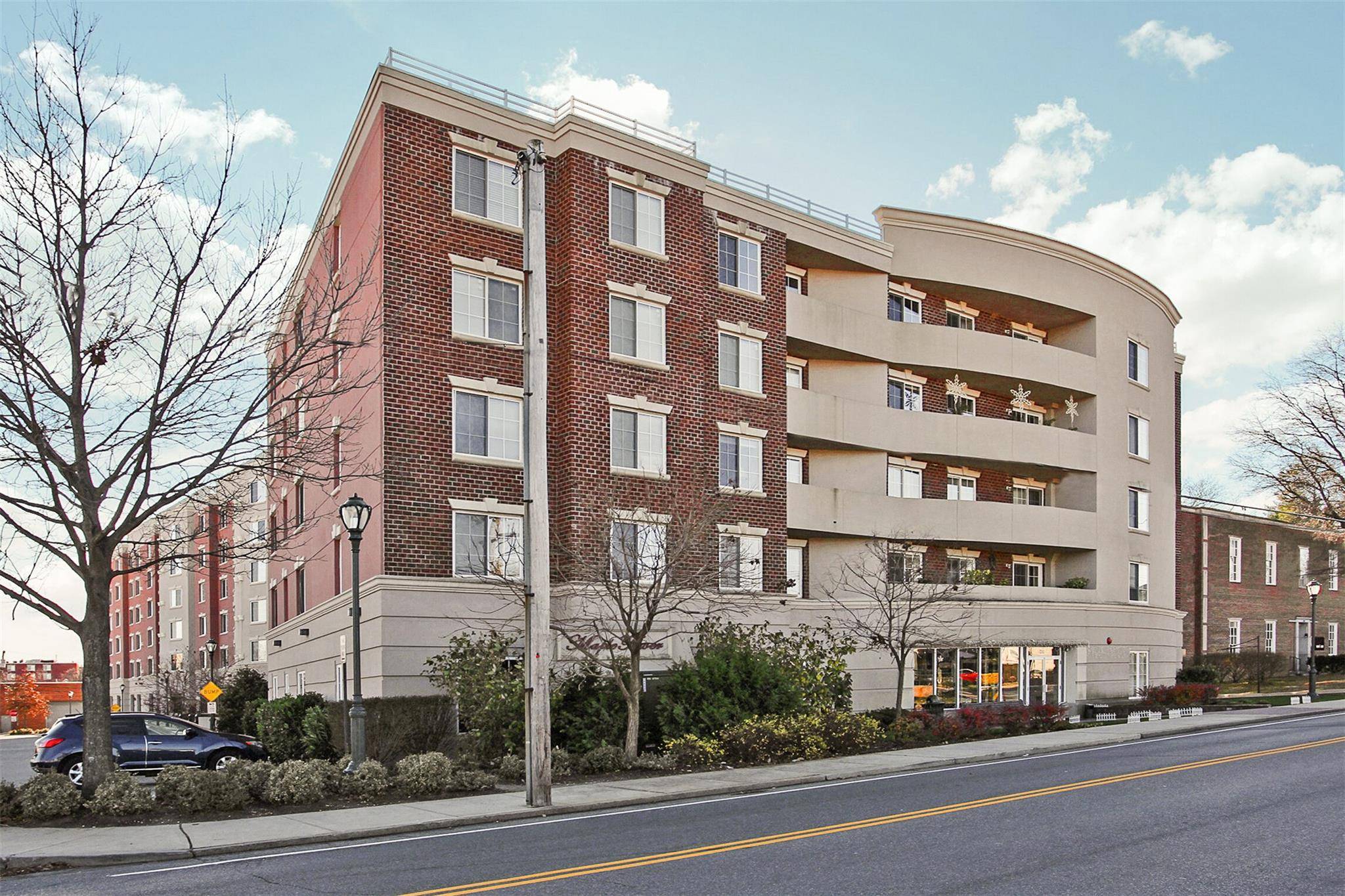 Westbury, NY 11590,242 Maple #501