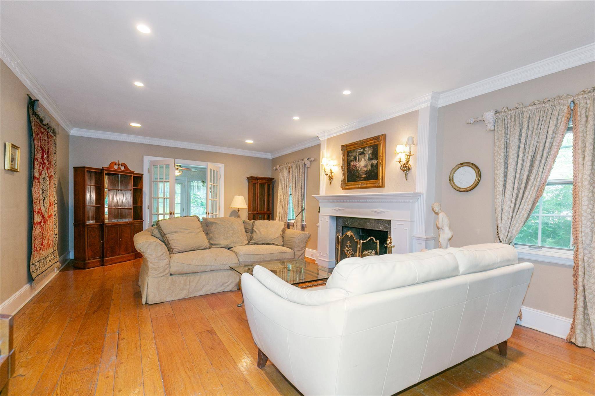 Great Neck, NY 11023,1 Ravine RD