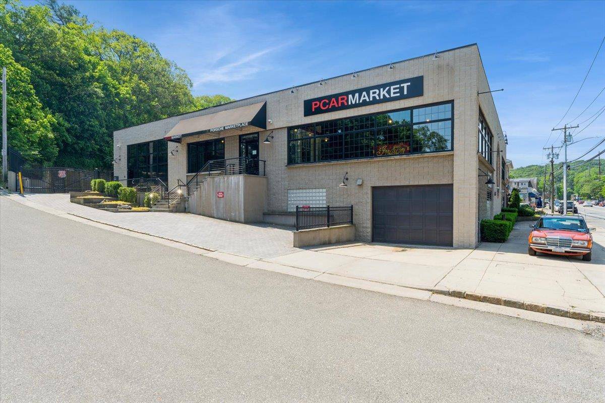 Oyster Bay, NY 11771,85 Pine Hollow RD