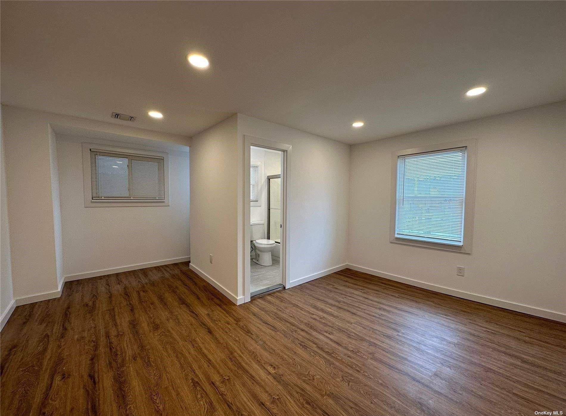 Huntington, NY 11743,300 Main ST #4