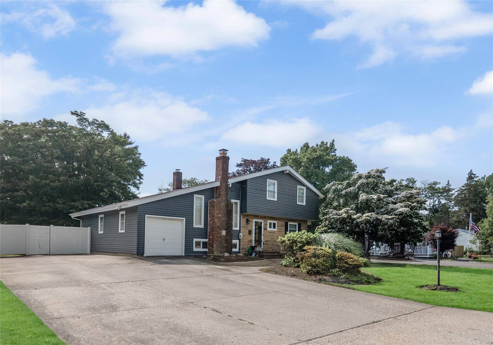 Oakdale, NY 11769,360 Locust AVE