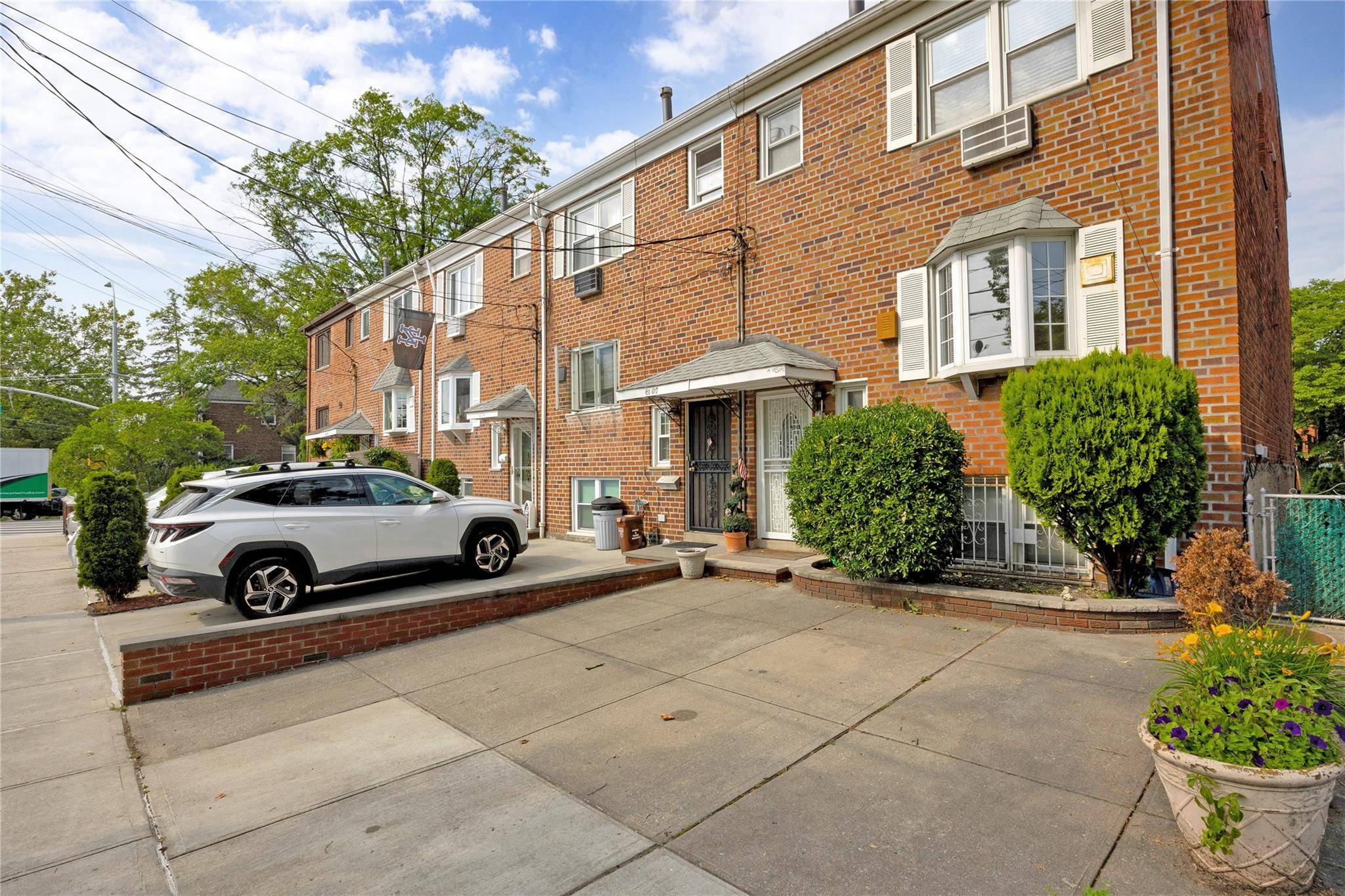 Middle Village, NY 11379,61-09 69th PL