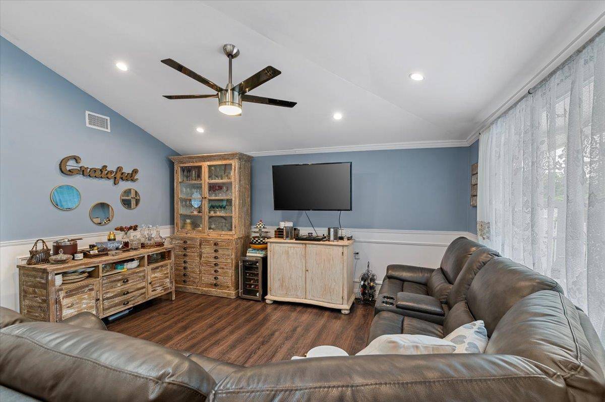 Shirley, NY 11967,7 Pine Tree DR