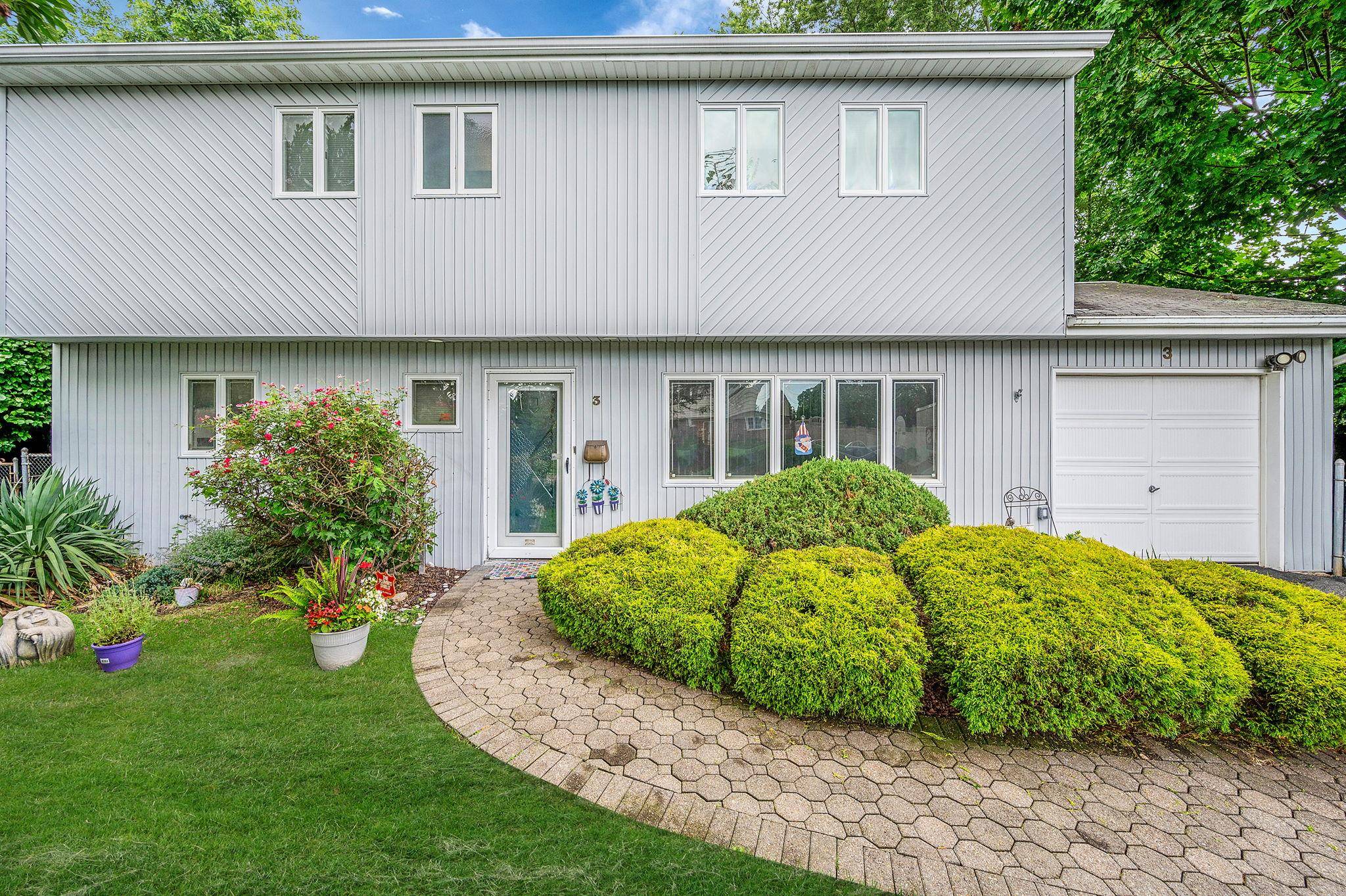 Commack, NY 11725,3 Clarissa LN